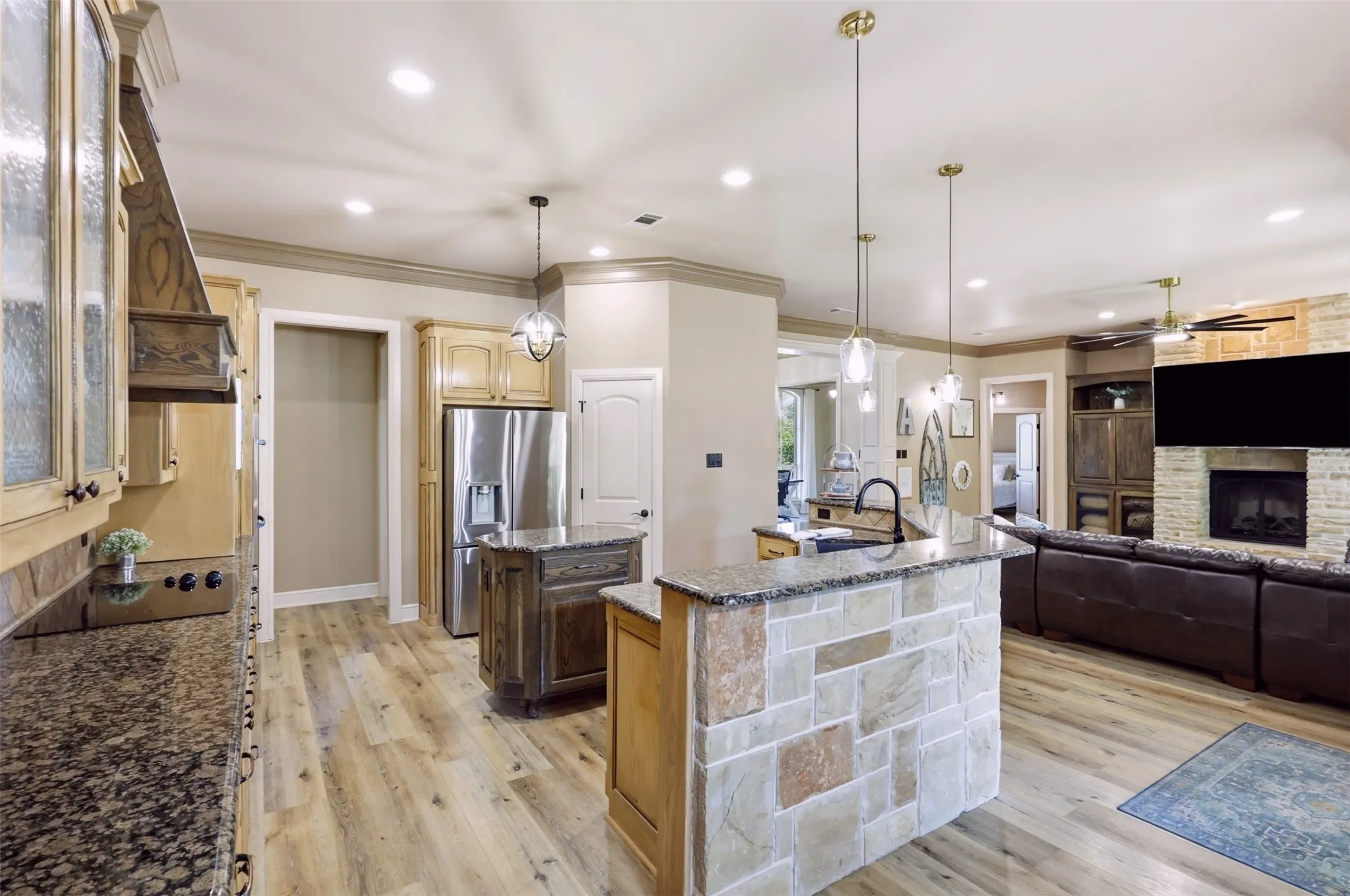 Single Family Residence For Sale in Parker County , 2010 Woodland Hills Lane, Weatherford, Texas 76087, 4 Bedroom, 3 Bathroom, 3 Garage spaces, 2,673 Sqft, built in 2006, mls#21349376, Real Estate Agent in Weatherford, Homes For Sale in Parker county, Homes For Sale in Weatherford, Realtor in Weatherford Texas, Real Estate Brokerage Independent Realty Texas, Luminita Cordes Realtor