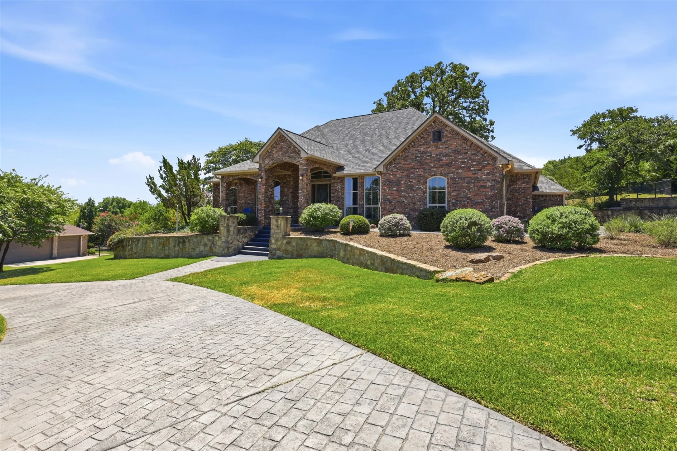 Single Family Residence For Sale in Parker County , 2010 Woodland Hills Lane, Weatherford, Texas 76087, 4 Bedroom, 3 Bathroom, 3 Garage spaces, 2,673 Sqft, built in 2006, mls#21349376, Real Estate Agent in Weatherford, Homes For Sale in Parker county, Homes For Sale in Weatherford, Realtor in Weatherford Texas, Real Estate Brokerage Independent Realty Texas, Luminita Cordes Realtor