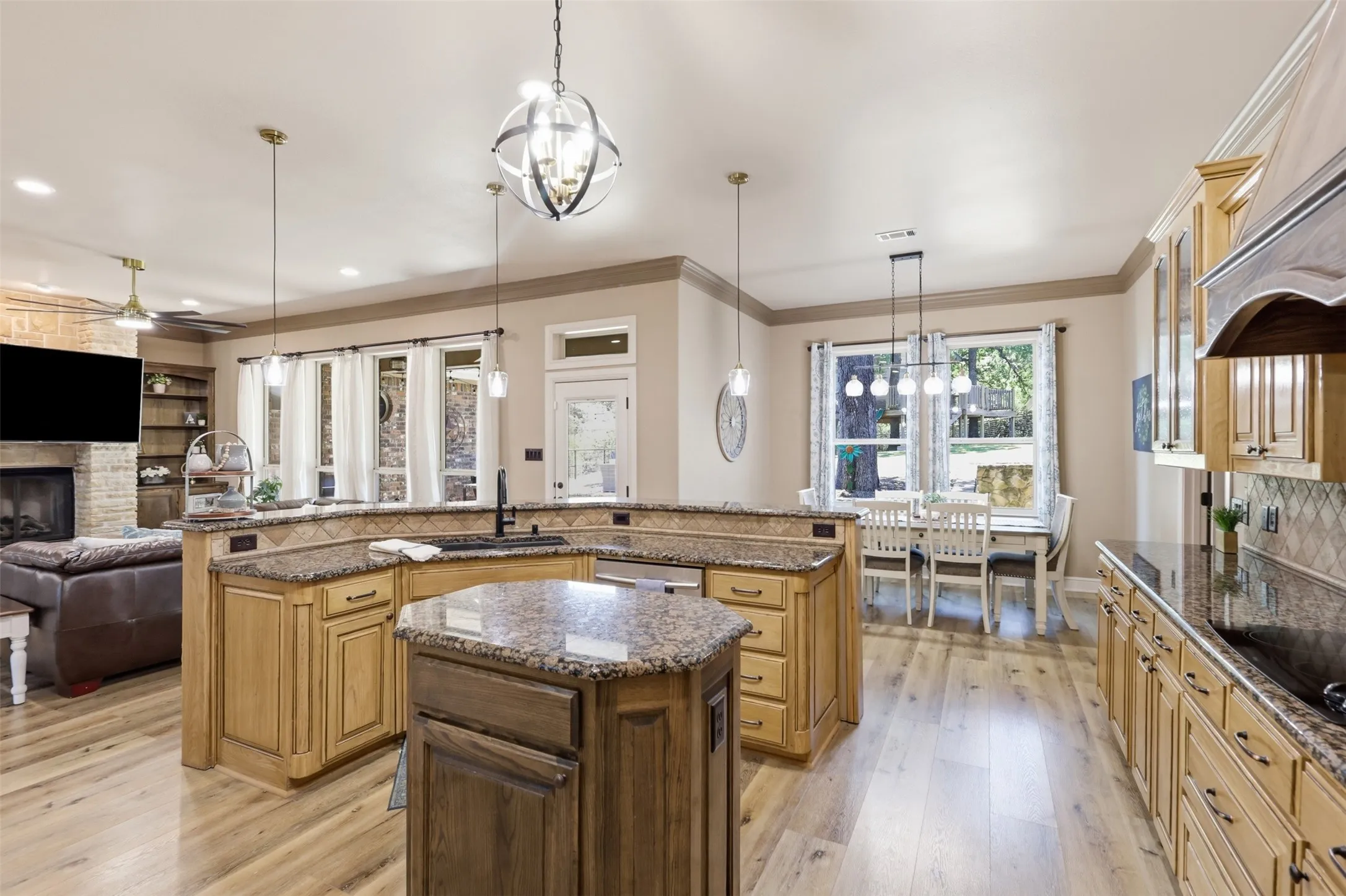 Single Family Residence For Sale in Parker County , 2010 Woodland Hills Lane, Weatherford, Texas 76087, 4 Bedroom, 3 Bathroom, 3 Garage spaces, 2,673 Sqft, built in 2006, mls#21349376, Real Estate Agent in Weatherford, Homes For Sale in Parker county, Homes For Sale in Weatherford, Realtor in Weatherford Texas, Real Estate Brokerage Independent Realty Texas, Luminita Cordes Realtor