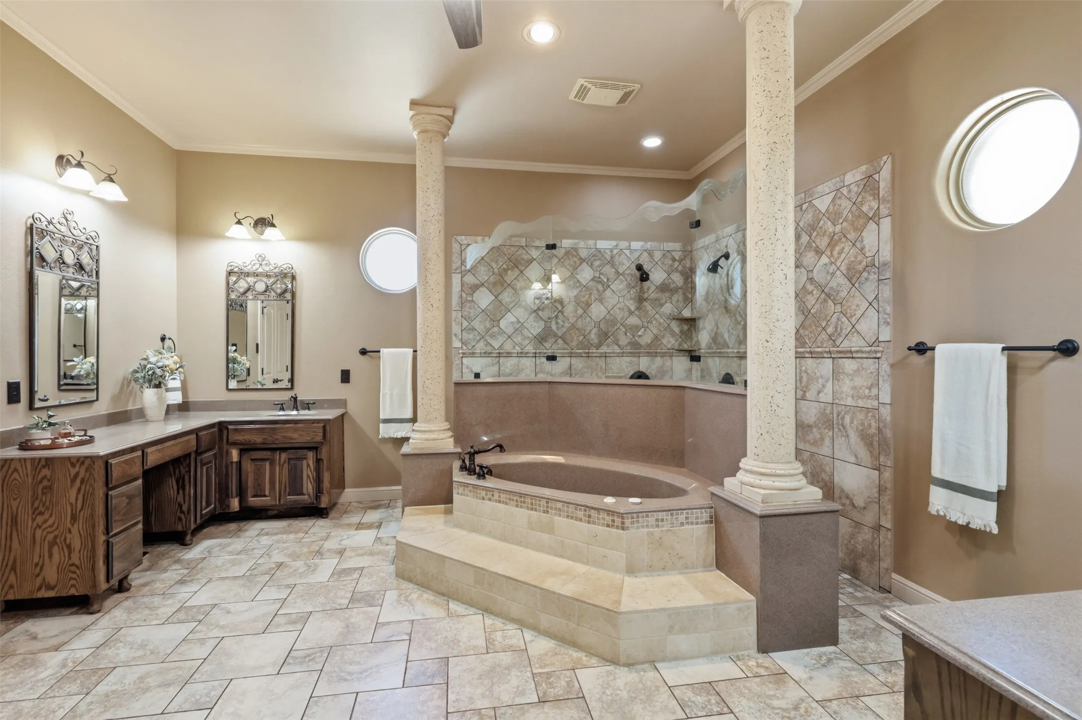 Single Family Residence For Sale in Parker County , 2010 Woodland Hills Lane, Weatherford, Texas 76087, 4 Bedroom, 3 Bathroom, 3 Garage spaces, 2,673 Sqft, built in 2006, mls#21349376, Real Estate Agent in Weatherford, Homes For Sale in Parker county, Homes For Sale in Weatherford, Realtor in Weatherford Texas, Real Estate Brokerage Independent Realty Texas, Luminita Cordes Realtor