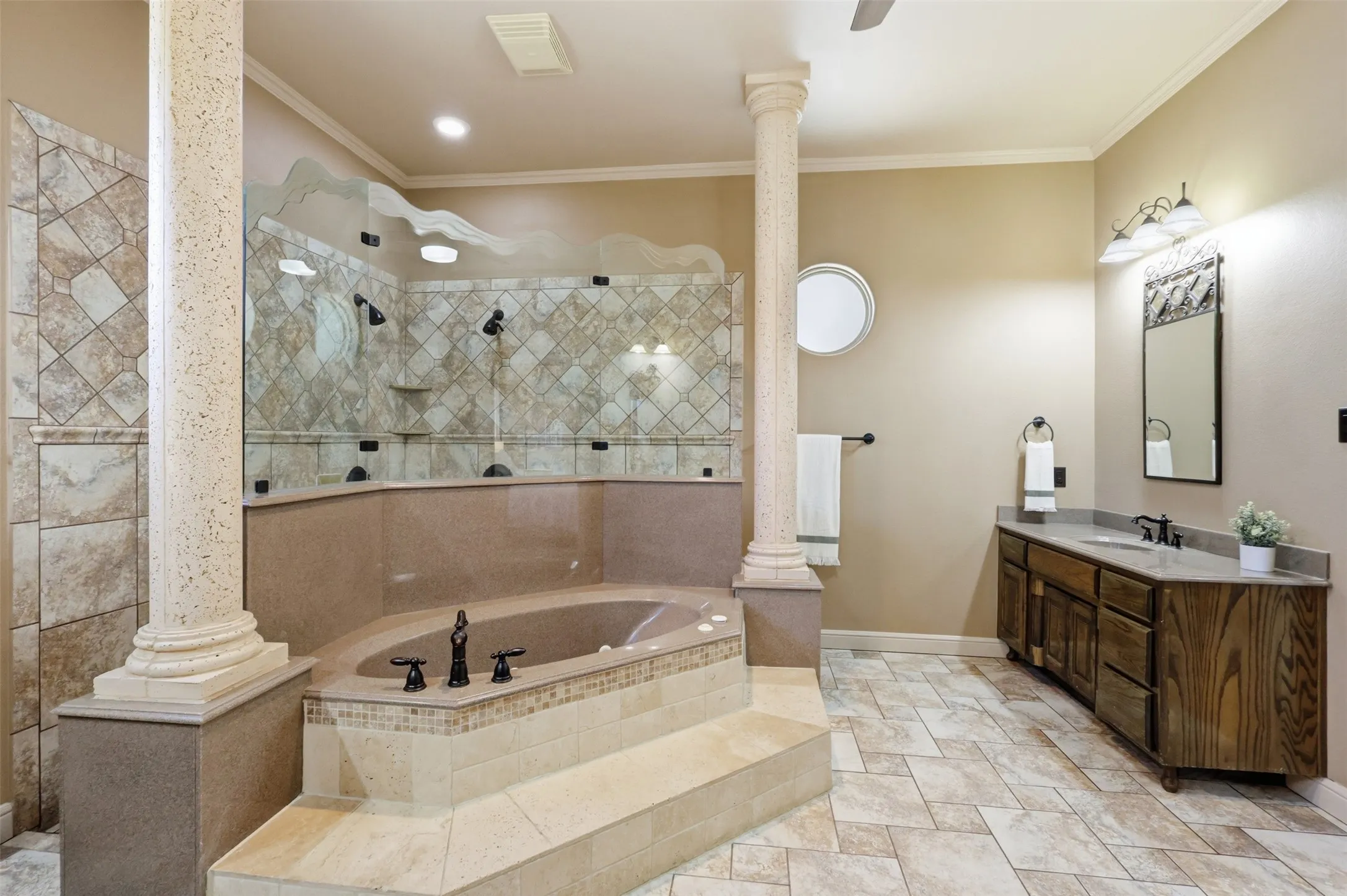 Single Family Residence For Sale in Parker County , 2010 Woodland Hills Lane, Weatherford, Texas 76087, 4 Bedroom, 3 Bathroom, 3 Garage spaces, 2,673 Sqft, built in 2006, mls#21349376, Real Estate Agent in Weatherford, Homes For Sale in Parker county, Homes For Sale in Weatherford, Realtor in Weatherford Texas, Real Estate Brokerage Independent Realty Texas, Luminita Cordes Realtor