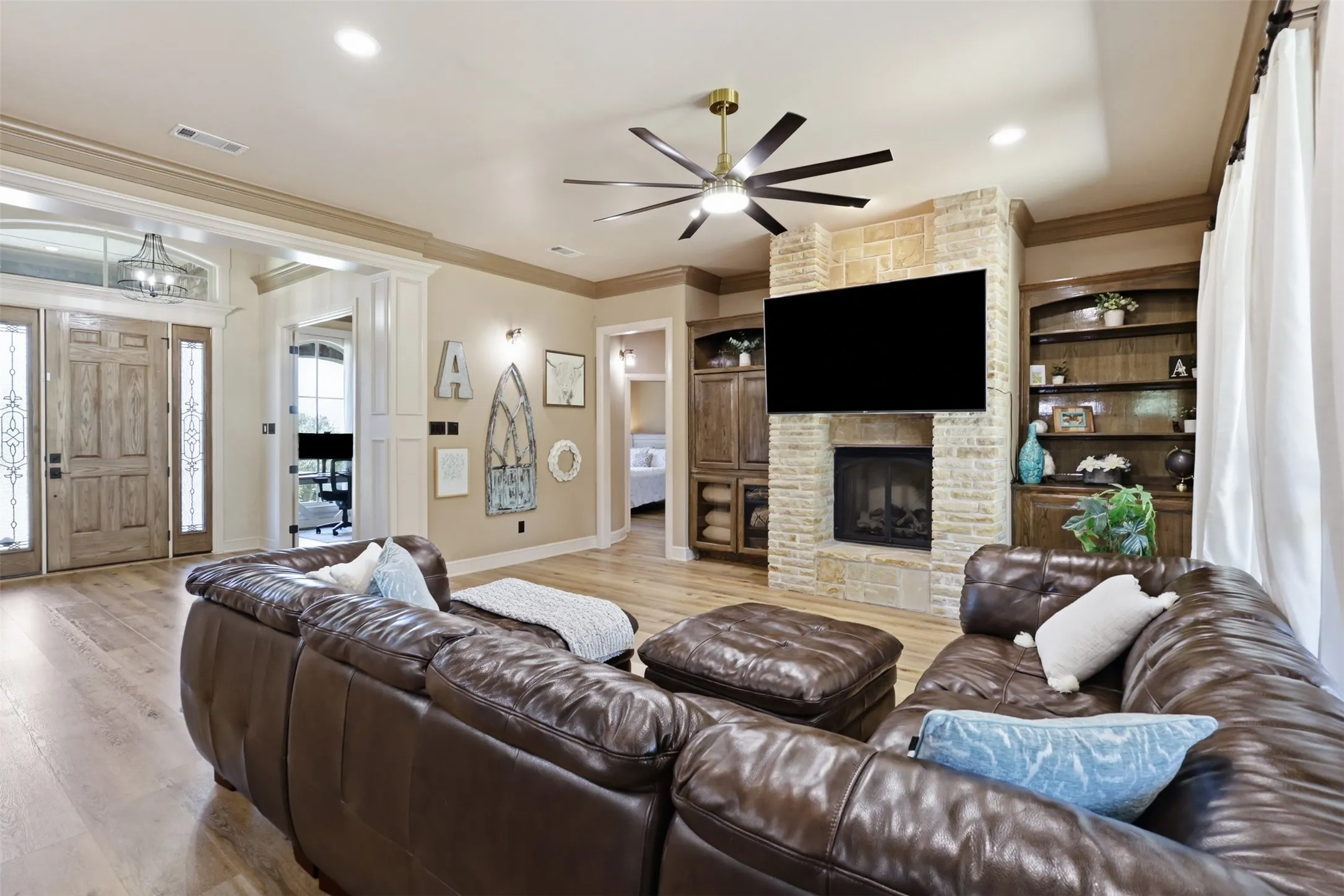 Single Family Residence For Sale in Parker County , 2010 Woodland Hills Lane, Weatherford, Texas 76087, 4 Bedroom, 3 Bathroom, 3 Garage spaces, 2,673 Sqft, built in 2006, mls#21349376, Real Estate Agent in Weatherford, Homes For Sale in Parker county, Homes For Sale in Weatherford, Realtor in Weatherford Texas, Real Estate Brokerage Independent Realty Texas, Luminita Cordes Realtor