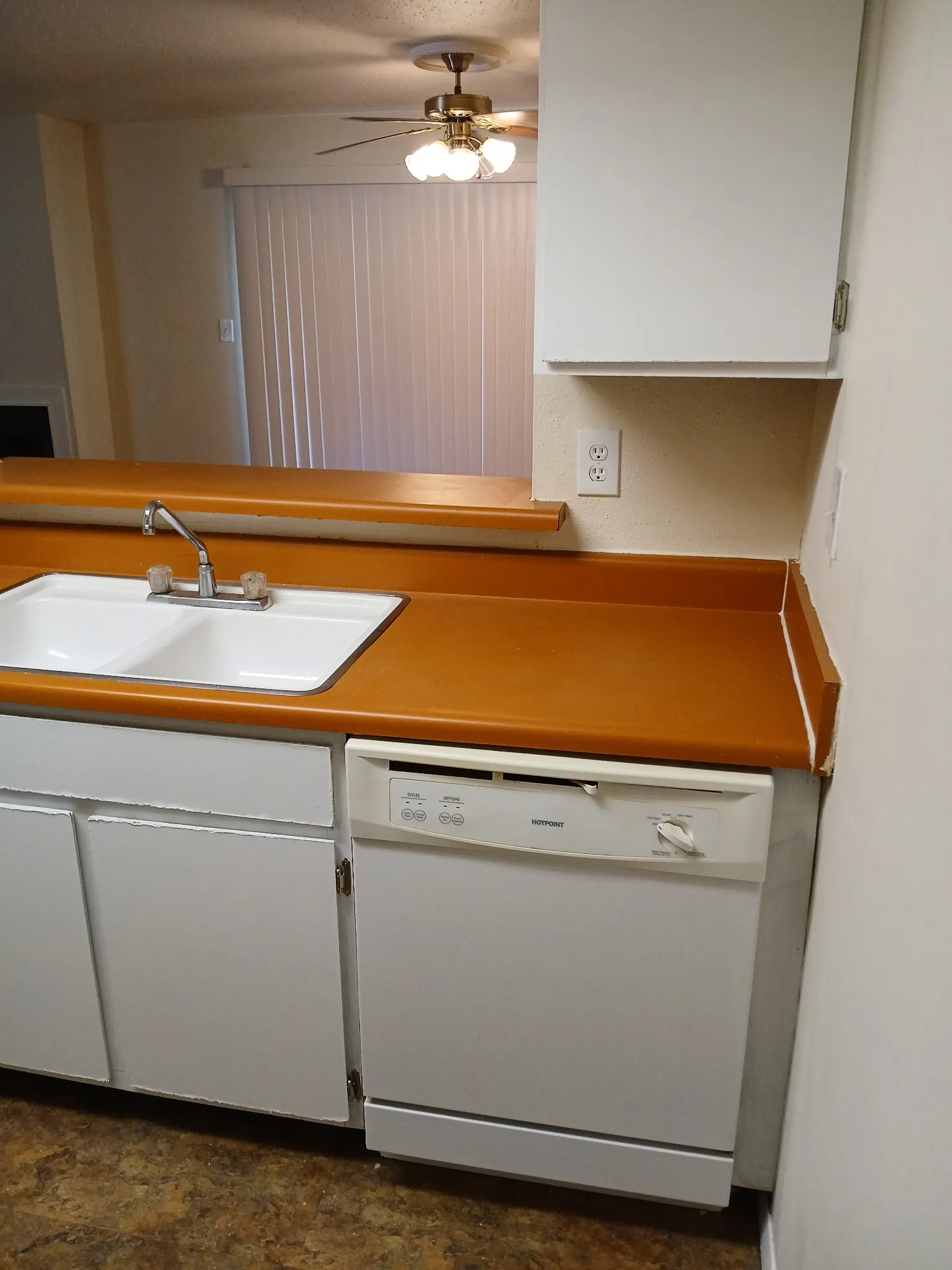 Condominium For Rent in Dallas County , 7431 Holly Hill Drive 101, Dallas, Texas 75231, 1 Bedroom, 1 Bathroom, Garage spaces, 618 Sqft, built in 1979, mls#21362040, Real Estate Agent in Dallas, Homes For Rent in Dallas county, Homes For Rent in Dallas, Realtor in Dallas Texas, Real Estate Brokerage Independent Realty Texas, Luminita Cordes Realtor