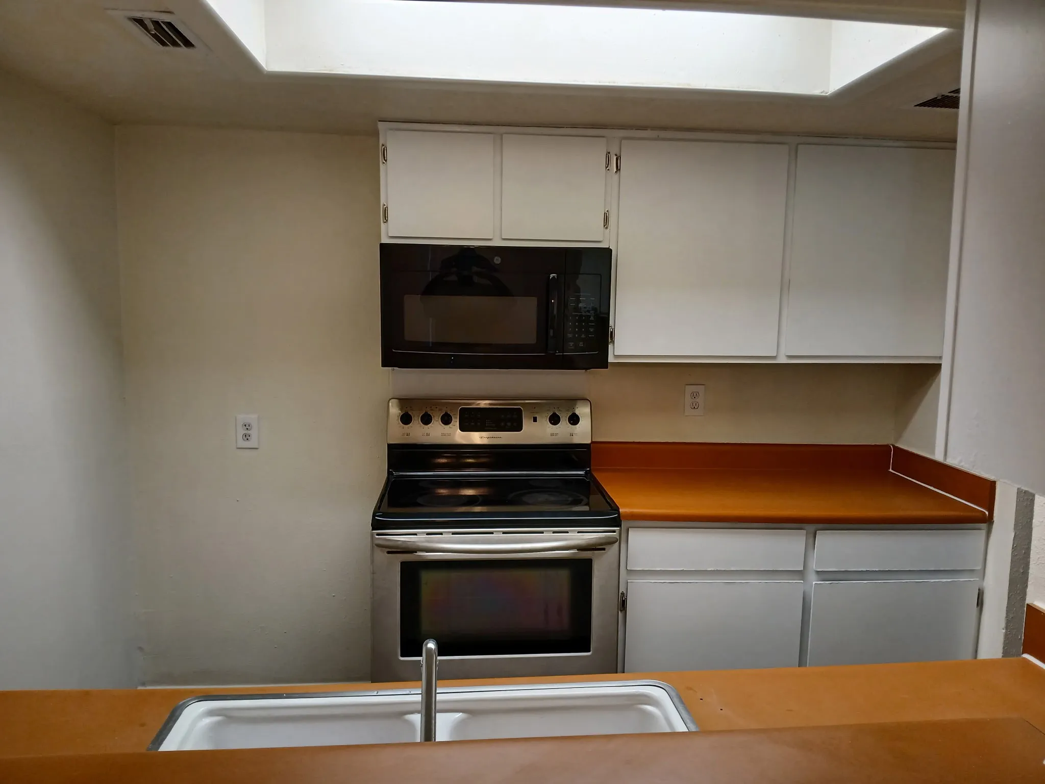 Condominium For Rent in Dallas County , 7431 Holly Hill Drive 101, Dallas, Texas 75231, 1 Bedroom, 1 Bathroom, Garage spaces, 618 Sqft, built in 1979, mls#21362040, Real Estate Agent in Dallas, Homes For Rent in Dallas county, Homes For Rent in Dallas, Realtor in Dallas Texas, Real Estate Brokerage Independent Realty Texas, Luminita Cordes Realtor