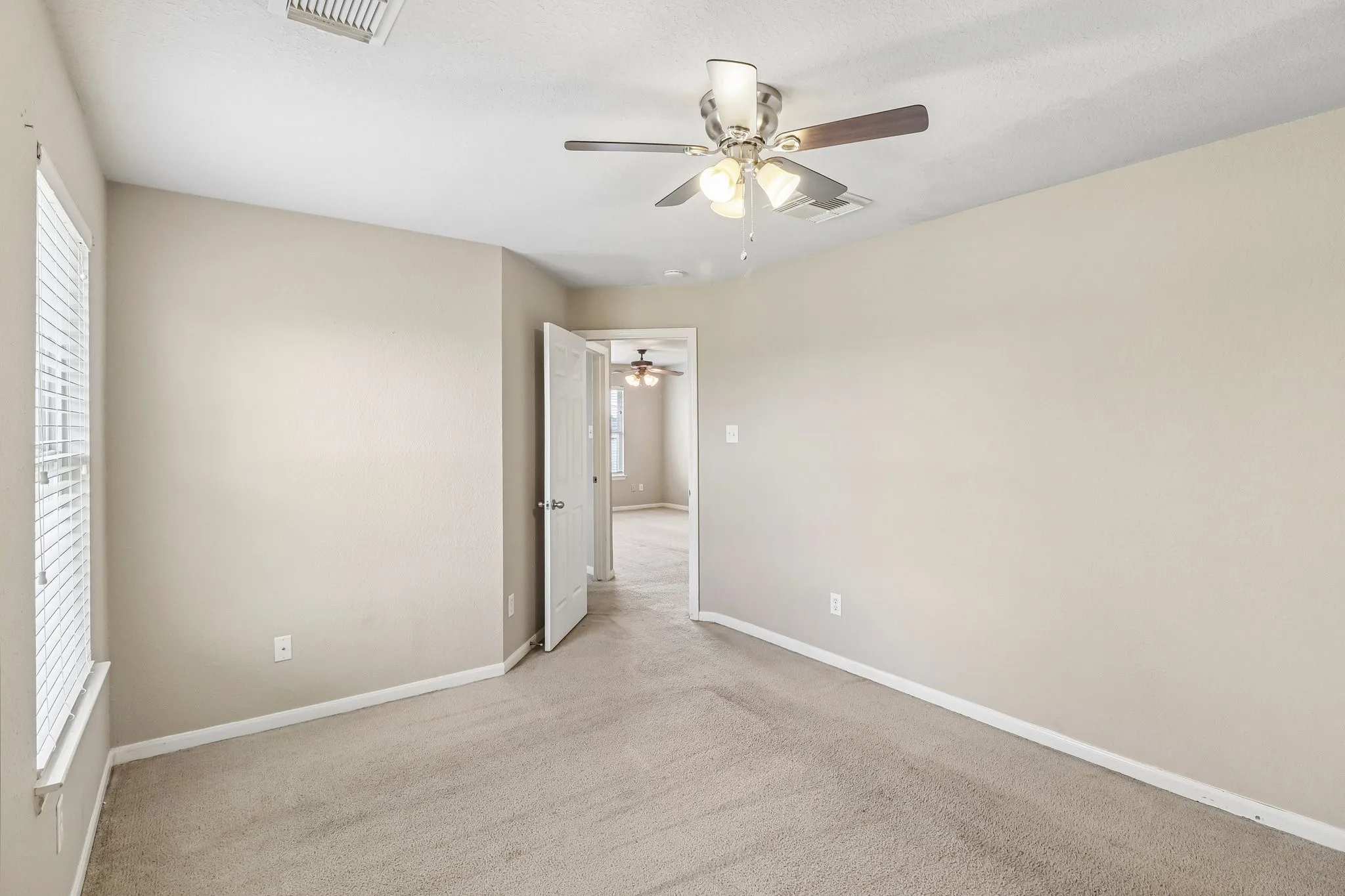 Single Family Residence For Sale in Fort Bend County , 13914 Bonnetbriar Lane, Sugar Land, Texas 77498, 4 Bedroom, 3 Bathroom, 2 Garage spaces, 2,368 Sqft, built in 2005, mls#21356012, Real Estate Agent in Sugar Land, Homes For Sale in Fort Bend county, Homes For Sale in Sugar Land, Realtor in Sugar Land Texas, Real Estate Brokerage Independent Realty Texas, Luminita Cordes Realtor