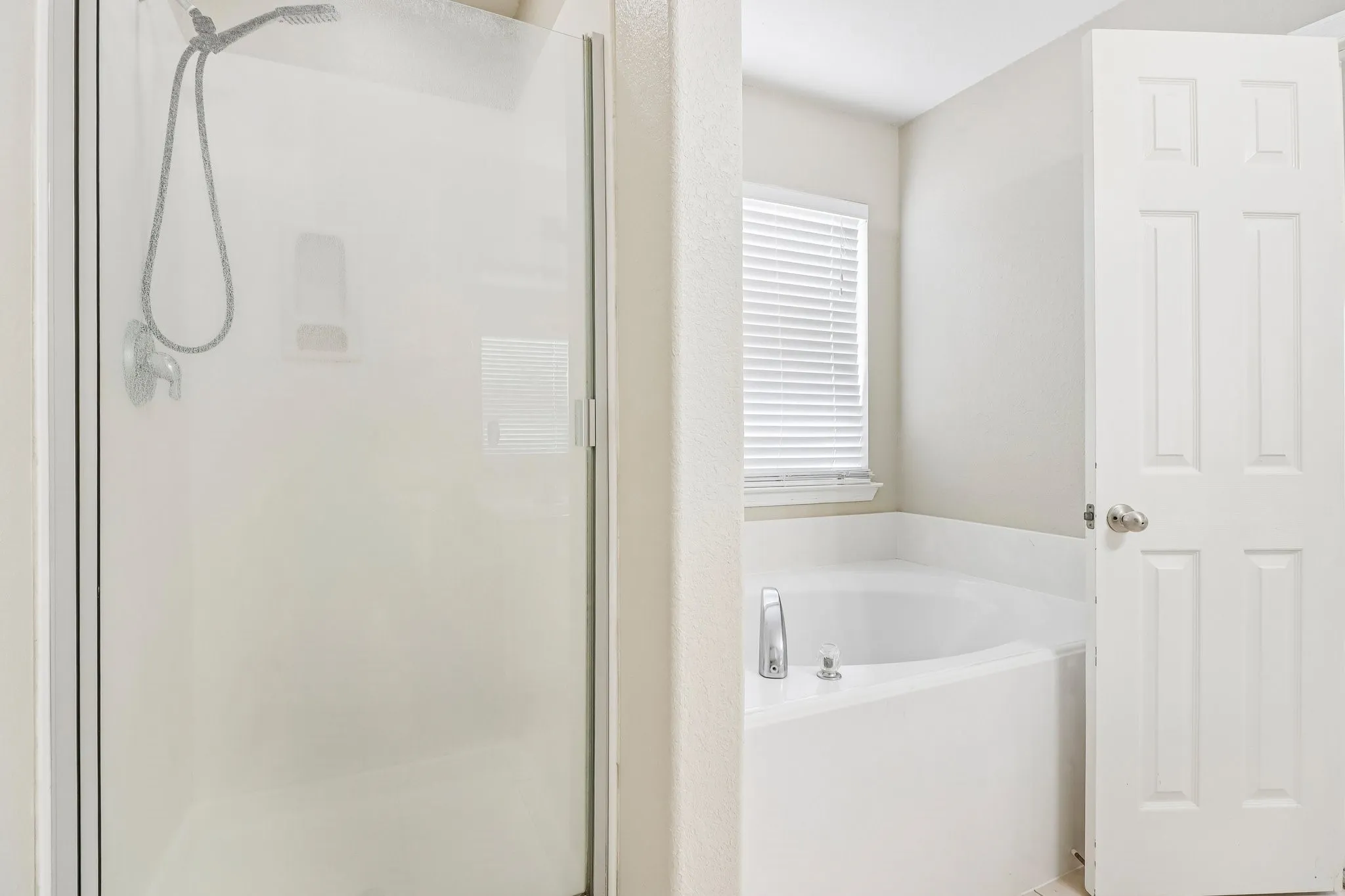 Single Family Residence For Sale in Fort Bend County , 13914 Bonnetbriar Lane, Sugar Land, Texas 77498, 4 Bedroom, 3 Bathroom, 2 Garage spaces, 2,368 Sqft, built in 2005, mls#21356012, Real Estate Agent in Sugar Land, Homes For Sale in Fort Bend county, Homes For Sale in Sugar Land, Realtor in Sugar Land Texas, Real Estate Brokerage Independent Realty Texas, Luminita Cordes Realtor