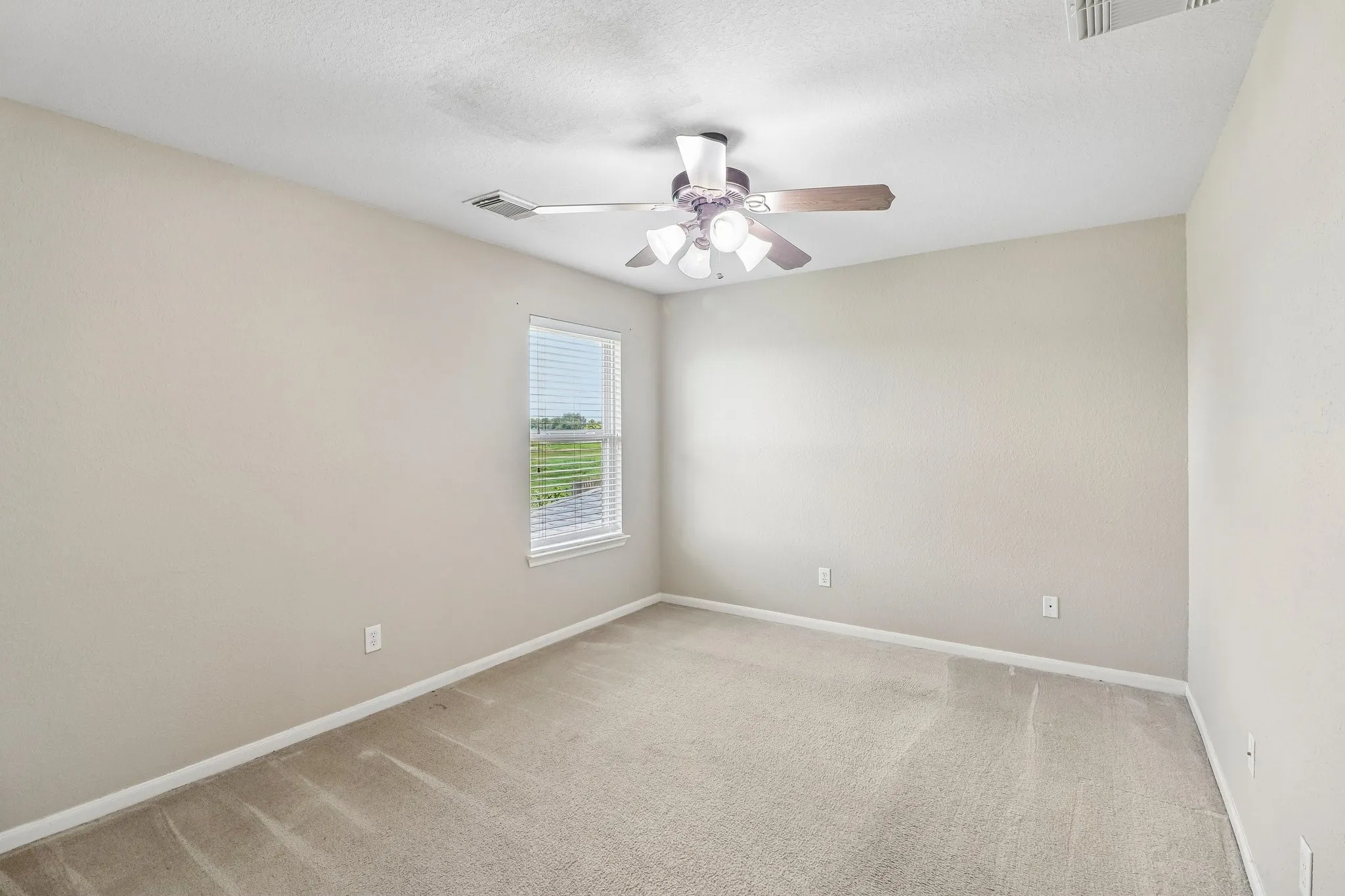 Single Family Residence For Sale in Fort Bend County , 13914 Bonnetbriar Lane, Sugar Land, Texas 77498, 4 Bedroom, 3 Bathroom, 2 Garage spaces, 2,368 Sqft, built in 2005, mls#21356012, Real Estate Agent in Sugar Land, Homes For Sale in Fort Bend county, Homes For Sale in Sugar Land, Realtor in Sugar Land Texas, Real Estate Brokerage Independent Realty Texas, Luminita Cordes Realtor