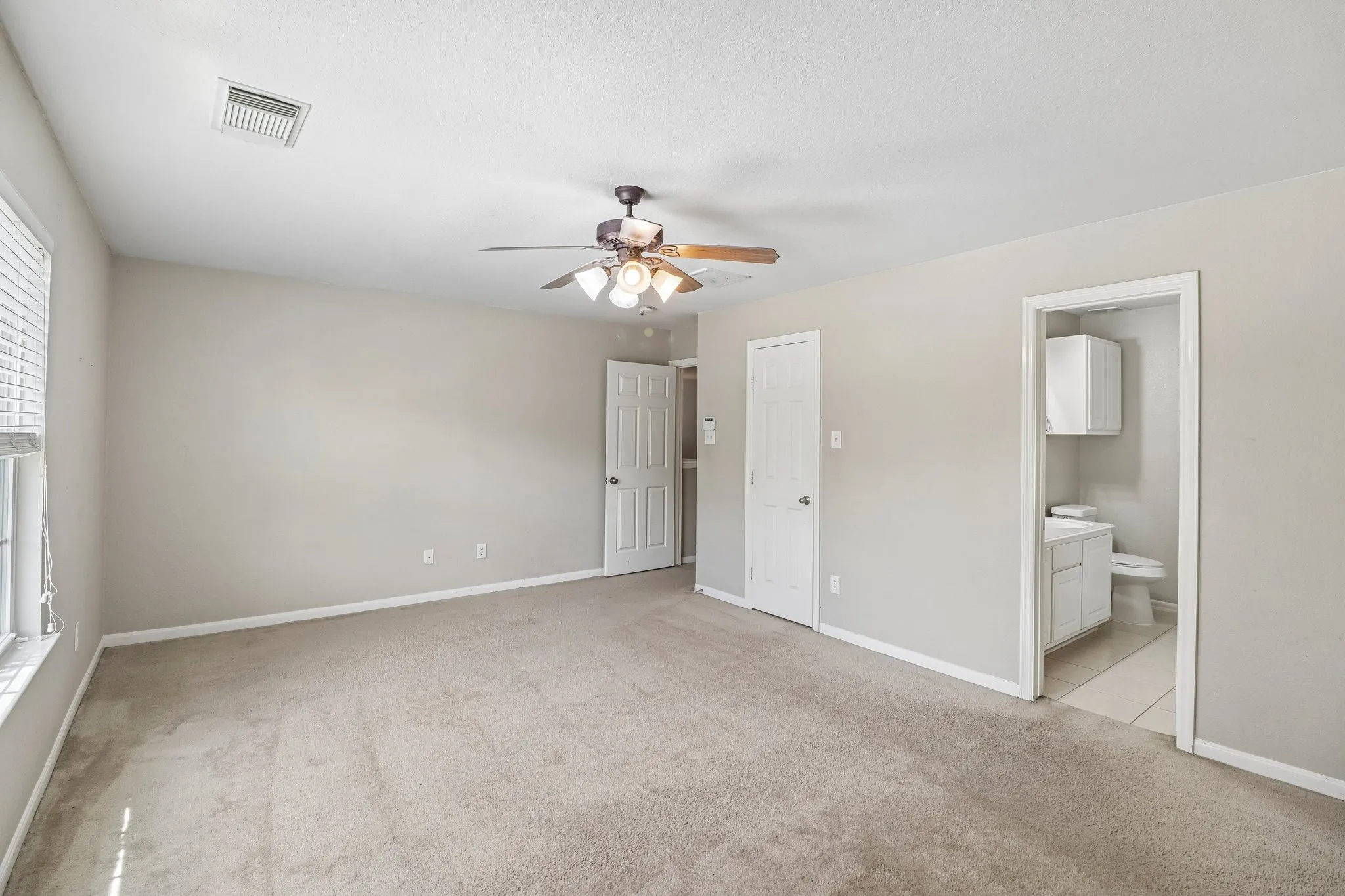 Single Family Residence For Sale in Fort Bend County , 13914 Bonnetbriar Lane, Sugar Land, Texas 77498, 4 Bedroom, 3 Bathroom, 2 Garage spaces, 2,368 Sqft, built in 2005, mls#21356012, Real Estate Agent in Sugar Land, Homes For Sale in Fort Bend county, Homes For Sale in Sugar Land, Realtor in Sugar Land Texas, Real Estate Brokerage Independent Realty Texas, Luminita Cordes Realtor
