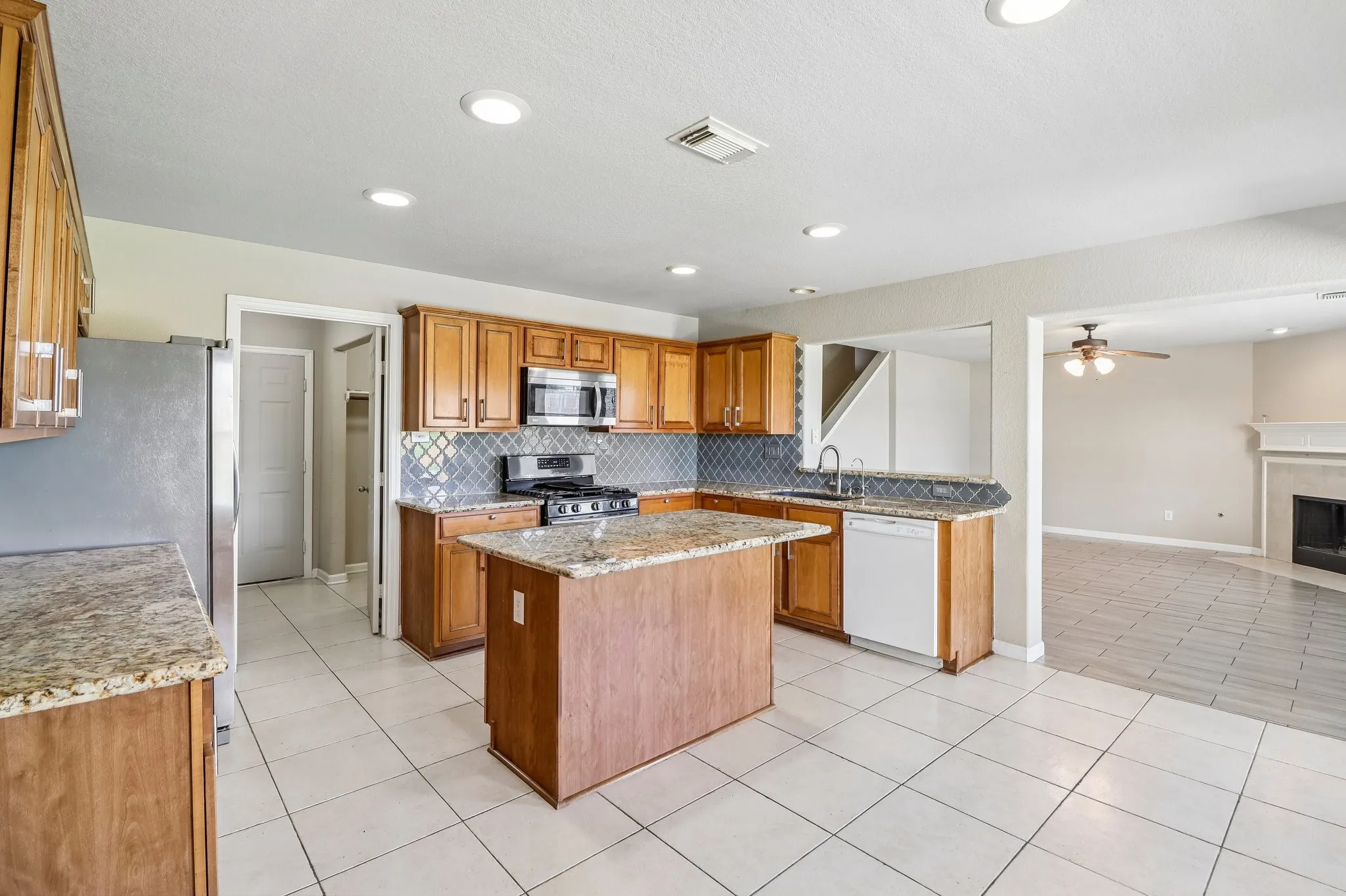 Single Family Residence For Sale in Fort Bend County , 13914 Bonnetbriar Lane, Sugar Land, Texas 77498, 4 Bedroom, 3 Bathroom, 2 Garage spaces, 2,368 Sqft, built in 2005, mls#21356012, Real Estate Agent in Sugar Land, Homes For Sale in Fort Bend county, Homes For Sale in Sugar Land, Realtor in Sugar Land Texas, Real Estate Brokerage Independent Realty Texas, Luminita Cordes Realtor