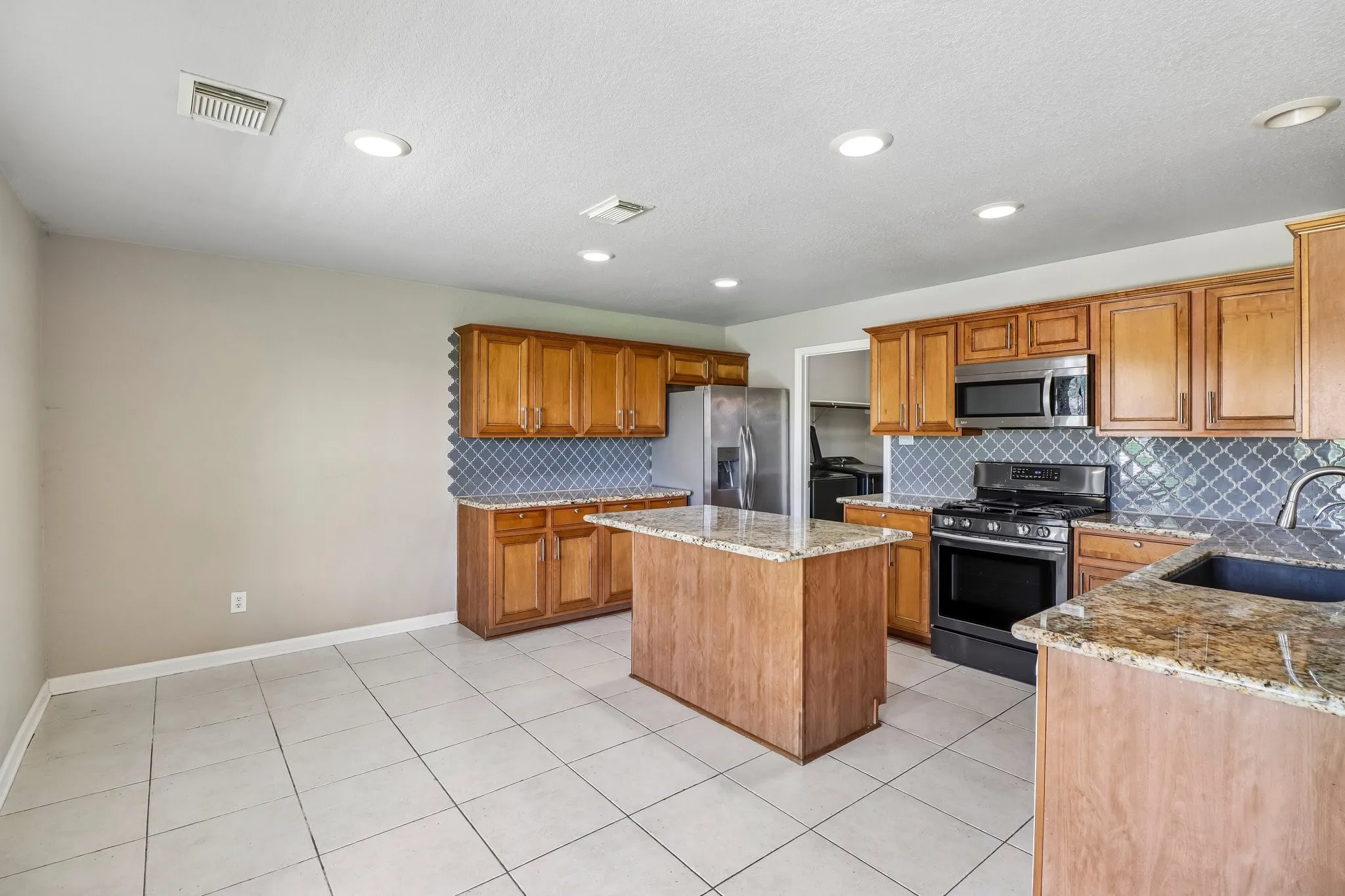 Single Family Residence For Sale in Fort Bend County , 13914 Bonnetbriar Lane, Sugar Land, Texas 77498, 4 Bedroom, 3 Bathroom, 2 Garage spaces, 2,368 Sqft, built in 2005, mls#21356012, Real Estate Agent in Sugar Land, Homes For Sale in Fort Bend county, Homes For Sale in Sugar Land, Realtor in Sugar Land Texas, Real Estate Brokerage Independent Realty Texas, Luminita Cordes Realtor