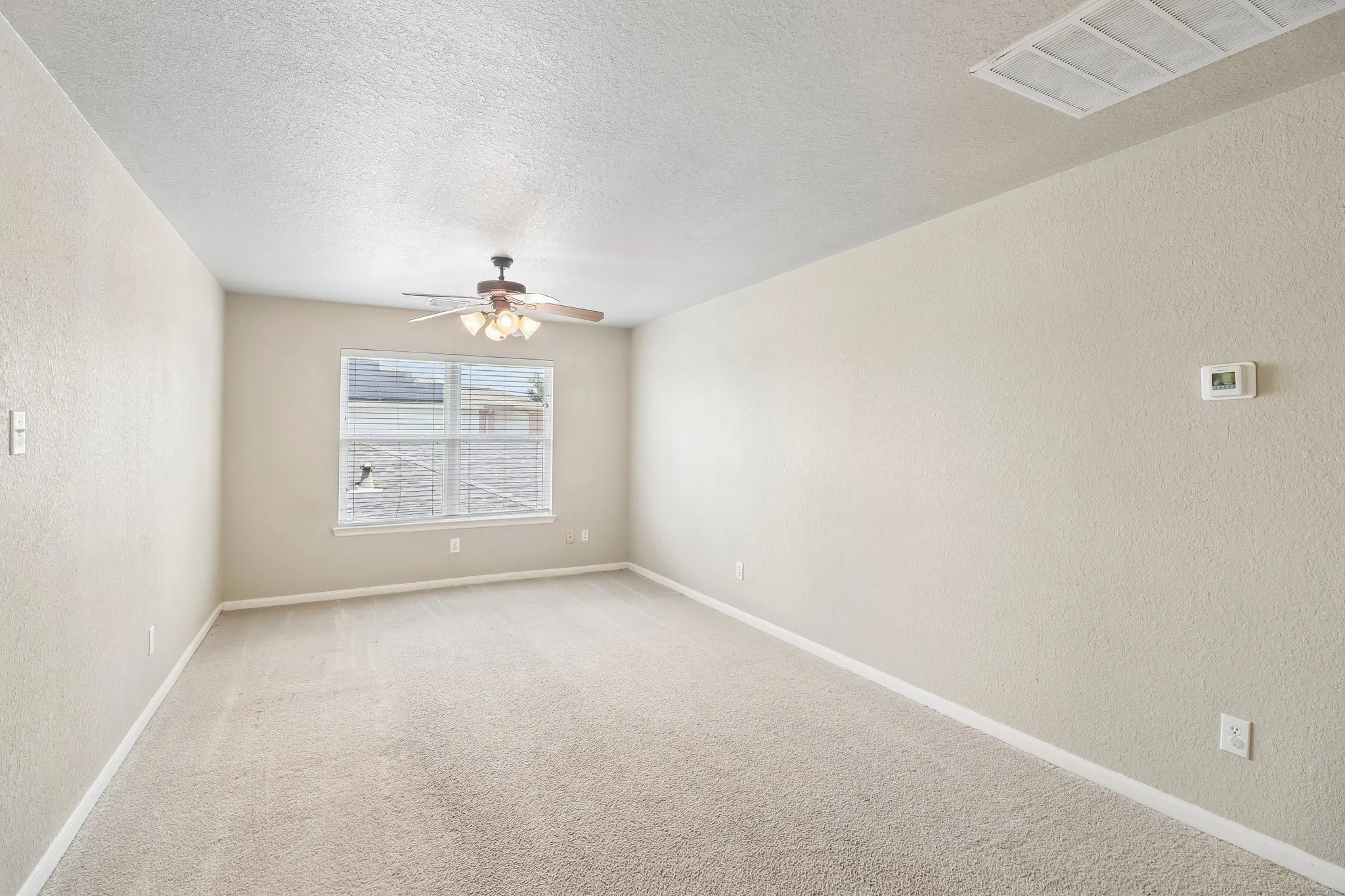 Single Family Residence For Sale in Fort Bend County , 13914 Bonnetbriar Lane, Sugar Land, Texas 77498, 4 Bedroom, 3 Bathroom, 2 Garage spaces, 2,368 Sqft, built in 2005, mls#21356012, Real Estate Agent in Sugar Land, Homes For Sale in Fort Bend county, Homes For Sale in Sugar Land, Realtor in Sugar Land Texas, Real Estate Brokerage Independent Realty Texas, Luminita Cordes Realtor