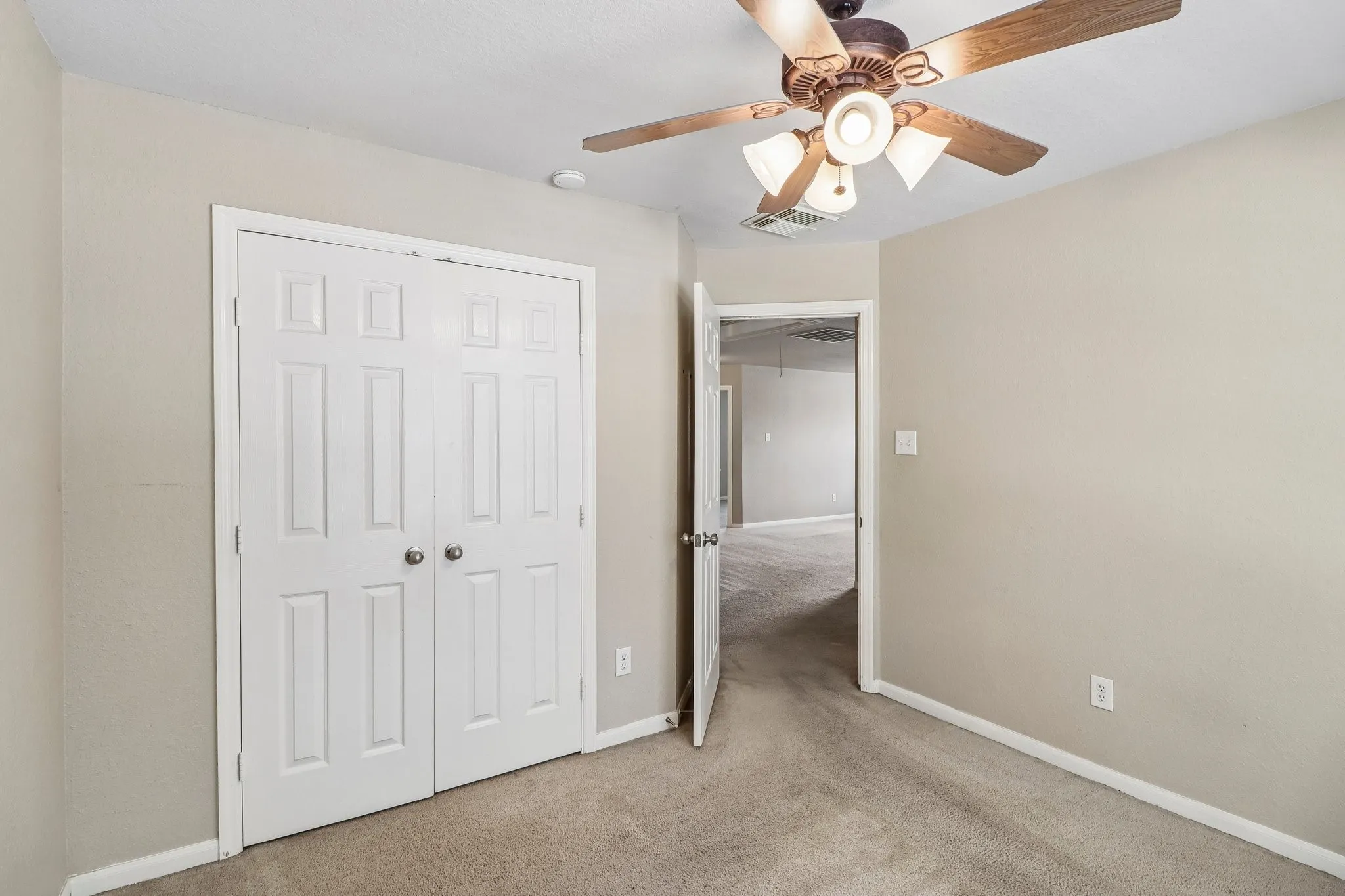 Single Family Residence For Sale in Fort Bend County , 13914 Bonnetbriar Lane, Sugar Land, Texas 77498, 4 Bedroom, 3 Bathroom, 2 Garage spaces, 2,368 Sqft, built in 2005, mls#21356012, Real Estate Agent in Sugar Land, Homes For Sale in Fort Bend county, Homes For Sale in Sugar Land, Realtor in Sugar Land Texas, Real Estate Brokerage Independent Realty Texas, Luminita Cordes Realtor