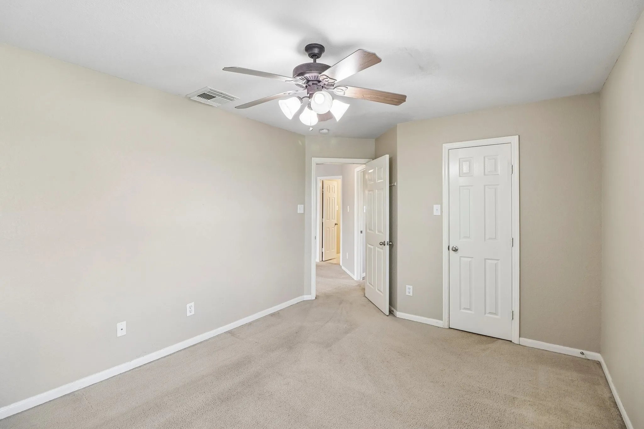 Single Family Residence For Sale in Fort Bend County , 13914 Bonnetbriar Lane, Sugar Land, Texas 77498, 4 Bedroom, 3 Bathroom, 2 Garage spaces, 2,368 Sqft, built in 2005, mls#21356012, Real Estate Agent in Sugar Land, Homes For Sale in Fort Bend county, Homes For Sale in Sugar Land, Realtor in Sugar Land Texas, Real Estate Brokerage Independent Realty Texas, Luminita Cordes Realtor