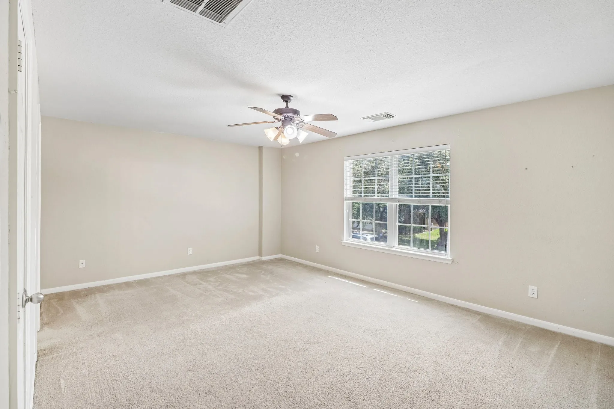 Single Family Residence For Sale in Fort Bend County , 13914 Bonnetbriar Lane, Sugar Land, Texas 77498, 4 Bedroom, 3 Bathroom, 2 Garage spaces, 2,368 Sqft, built in 2005, mls#21356012, Real Estate Agent in Sugar Land, Homes For Sale in Fort Bend county, Homes For Sale in Sugar Land, Realtor in Sugar Land Texas, Real Estate Brokerage Independent Realty Texas, Luminita Cordes Realtor