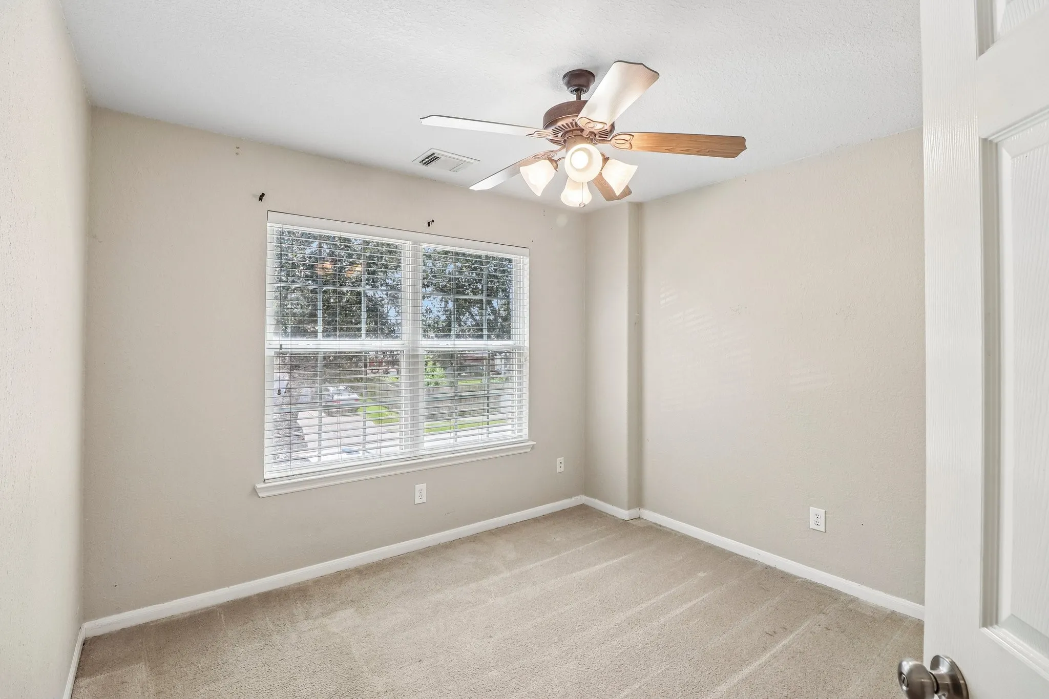 Single Family Residence For Sale in Fort Bend County , 13914 Bonnetbriar Lane, Sugar Land, Texas 77498, 4 Bedroom, 3 Bathroom, 2 Garage spaces, 2,368 Sqft, built in 2005, mls#21356012, Real Estate Agent in Sugar Land, Homes For Sale in Fort Bend county, Homes For Sale in Sugar Land, Realtor in Sugar Land Texas, Real Estate Brokerage Independent Realty Texas, Luminita Cordes Realtor