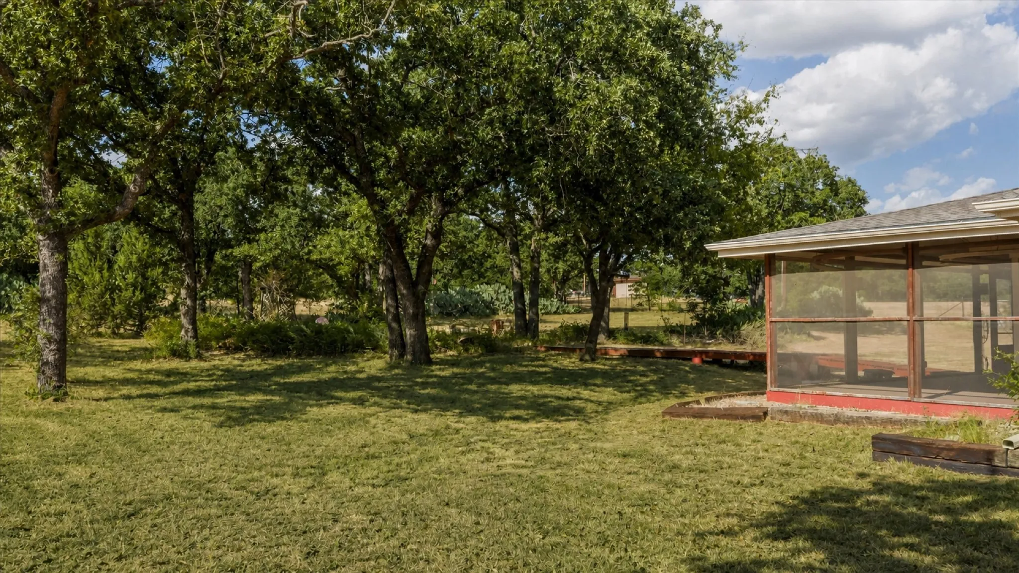 Single Family Residence For Sale in Parker County , 4201 E Bankhead Highway, Weatherford, Texas 76087, 3 Bedroom, 2 Bathroom, 2 Garage spaces, 2,144 Sqft, built in 1995, mls#21358892, Real Estate Agent in Weatherford, Homes For Sale in Parker county, Homes For Sale in Weatherford, Realtor in Weatherford Texas, Real Estate Brokerage Independent Realty Texas, Luminita Cordes Realtor
