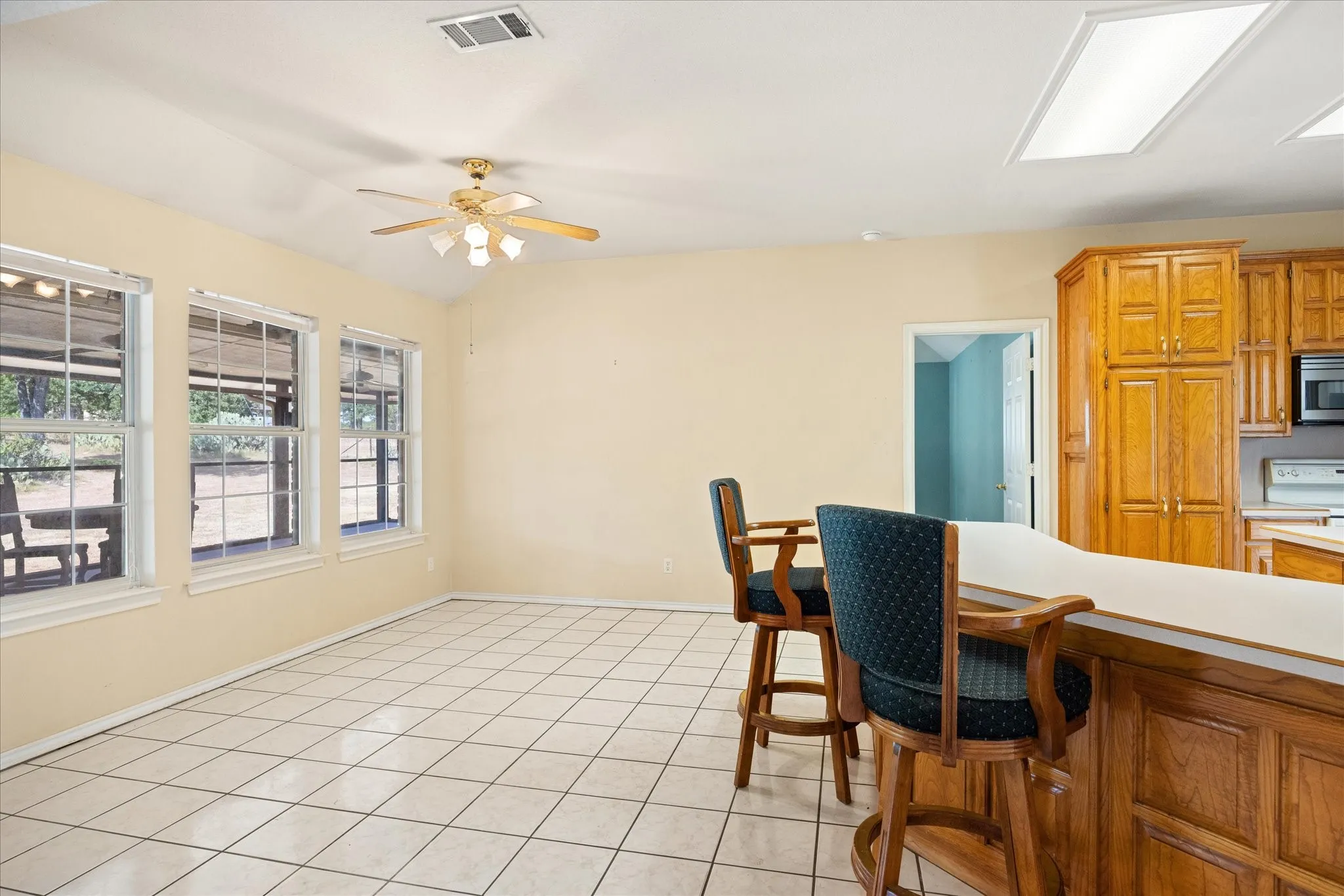 Single Family Residence For Sale in Parker County , 4201 E Bankhead Highway, Weatherford, Texas 76087, 3 Bedroom, 2 Bathroom, 2 Garage spaces, 2,144 Sqft, built in 1995, mls#21358892, Real Estate Agent in Weatherford, Homes For Sale in Parker county, Homes For Sale in Weatherford, Realtor in Weatherford Texas, Real Estate Brokerage Independent Realty Texas, Luminita Cordes Realtor