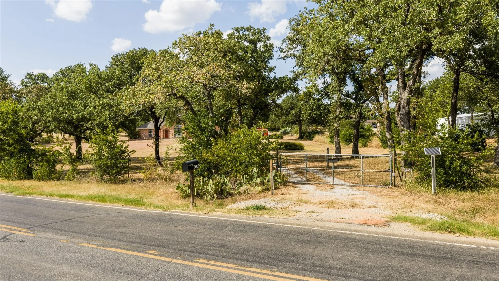 Single Family Residence For Sale in Parker County , 4201 E Bankhead Highway, Weatherford, Texas 76087, 3 Bedroom, 2 Bathroom, 2 Garage spaces, 2,144 Sqft, built in 1995, mls#21358892, Real Estate Agent in Weatherford, Homes For Sale in Parker county, Homes For Sale in Weatherford, Realtor in Weatherford Texas, Real Estate Brokerage Independent Realty Texas, Luminita Cordes Realtor