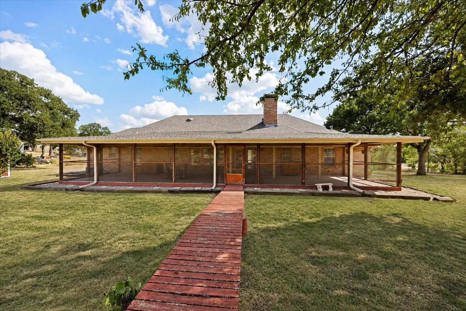 Single Family Residence For Sale in Parker County , 4201 E Bankhead Highway, Weatherford, Texas 76087, 3 Bedroom, 2 Bathroom, 2 Garage spaces, 2,144 Sqft, built in 1995, mls#21358892, Real Estate Agent in Weatherford, Homes For Sale in Parker county, Homes For Sale in Weatherford, Realtor in Weatherford Texas, Real Estate Brokerage Independent Realty Texas, Luminita Cordes Realtor