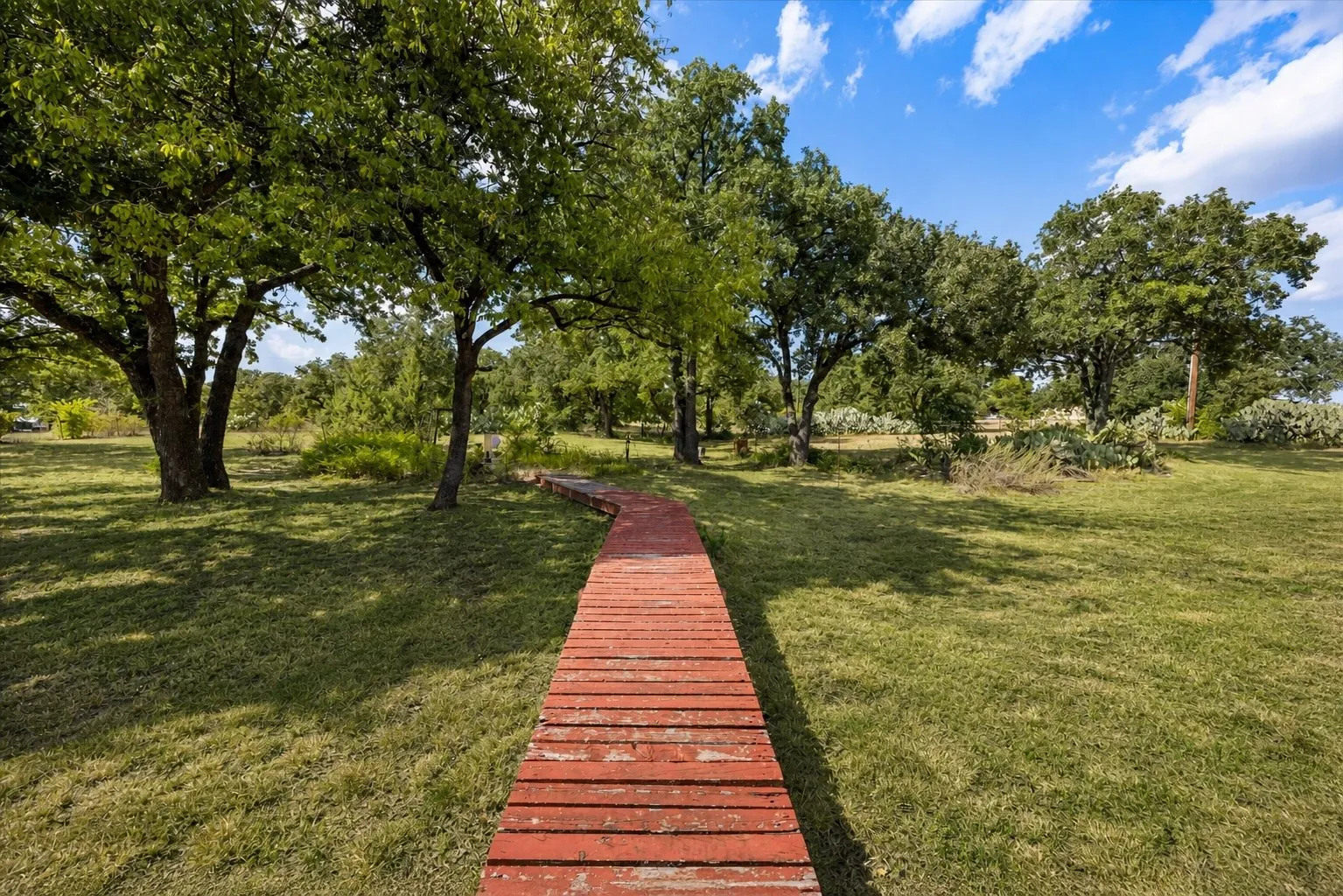 Single Family Residence For Sale in Parker County , 4201 E Bankhead Highway, Weatherford, Texas 76087, 3 Bedroom, 2 Bathroom, 2 Garage spaces, 2,144 Sqft, built in 1995, mls#21358892, Real Estate Agent in Weatherford, Homes For Sale in Parker county, Homes For Sale in Weatherford, Realtor in Weatherford Texas, Real Estate Brokerage Independent Realty Texas, Luminita Cordes Realtor