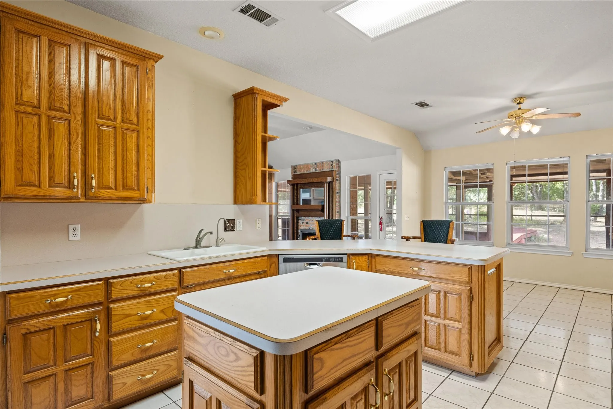 Single Family Residence For Sale in Parker County , 4201 E Bankhead Highway, Weatherford, Texas 76087, 3 Bedroom, 2 Bathroom, 2 Garage spaces, 2,144 Sqft, built in 1995, mls#21358892, Real Estate Agent in Weatherford, Homes For Sale in Parker county, Homes For Sale in Weatherford, Realtor in Weatherford Texas, Real Estate Brokerage Independent Realty Texas, Luminita Cordes Realtor