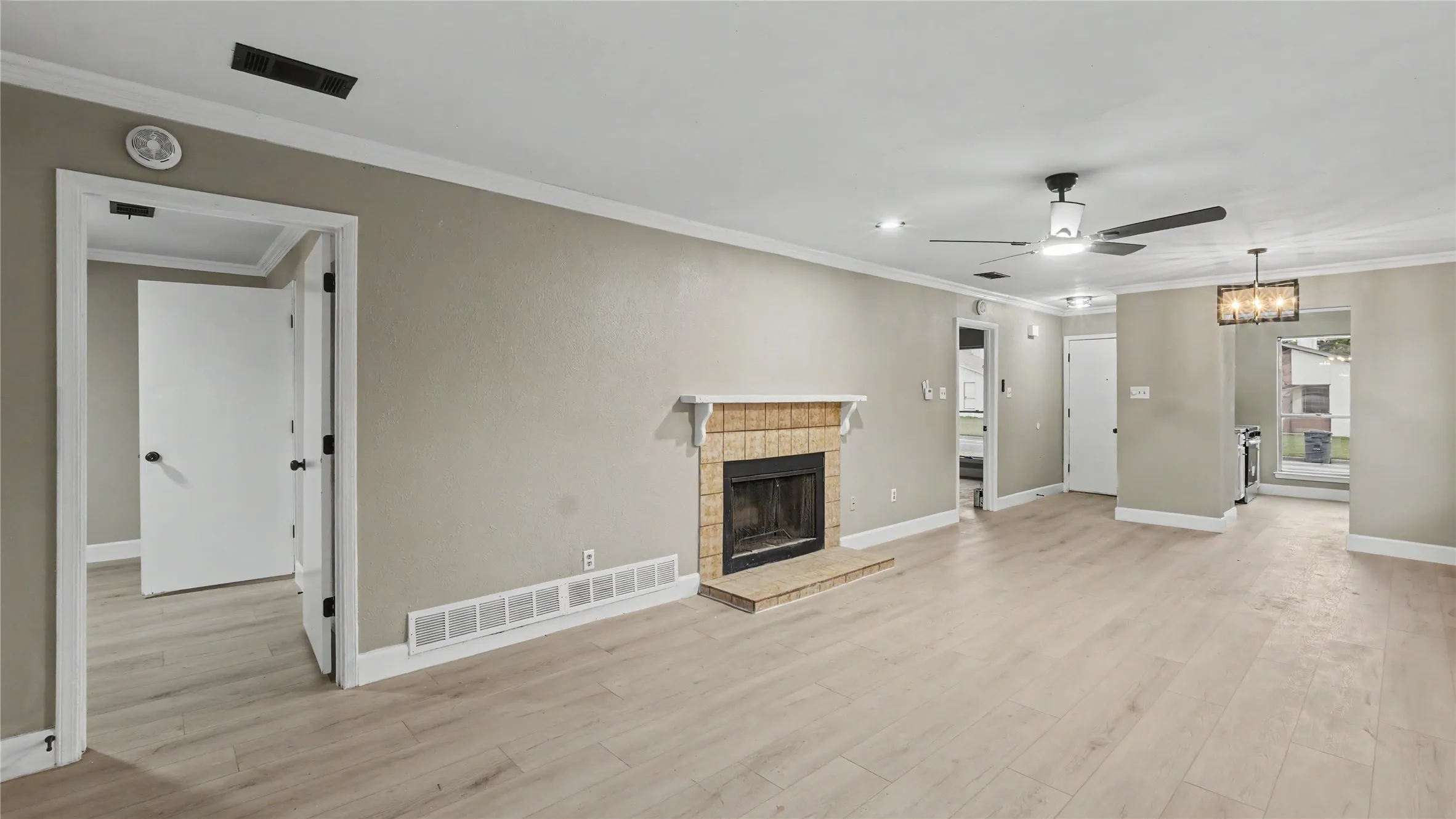 Duplex For Rent in Tarrant County , 2755 Parkchester Drive, Arlington, Texas 76015, 2 Bedroom, 2 Bathroom, Garage spaces, 1,037 Sqft, built in 1978, mls#21362011, Real Estate Agent in Arlington, Homes For Rent in Tarrant county, Homes For Rent in Arlington, Realtor in Arlington Texas, Real Estate Brokerage Independent Realty Texas, Luminita Cordes Realtor