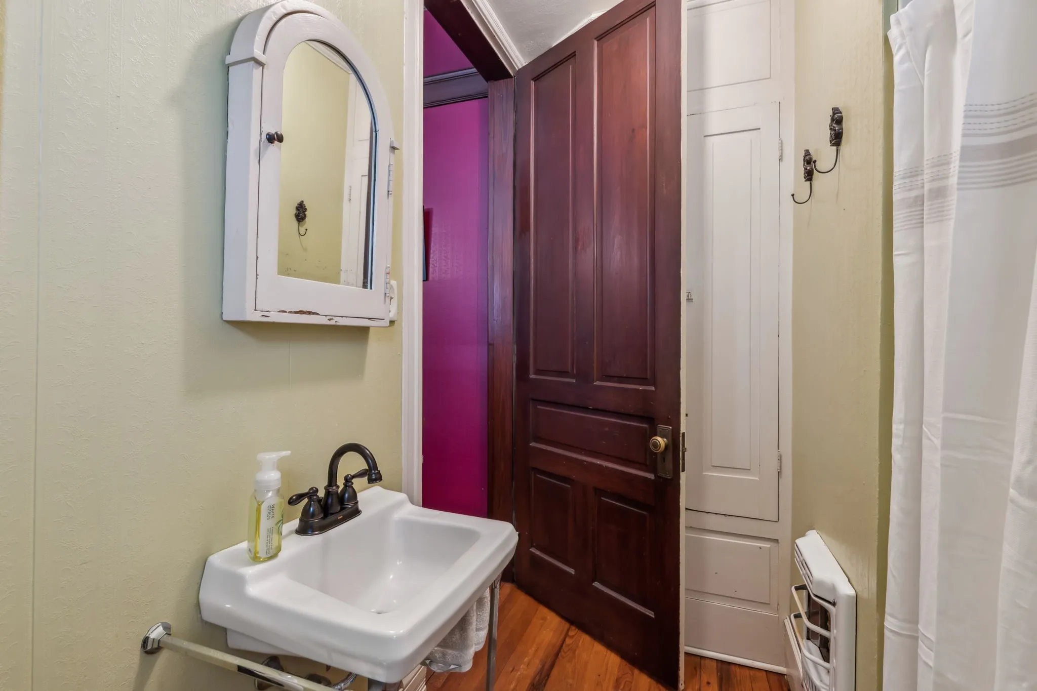 Single Family Residence For Sale in Grayson County , 819 S Crockett Street, Sherman, Texas 75090, 3 Bedroom, 2 Bathroom, 2 Garage spaces, 2,800 Sqft, built in 1890, mls#21362054, Real Estate Agent in Sherman, Homes For Sale in Grayson county, Homes For Sale in Sherman, Realtor in Sherman Texas, Real Estate Brokerage Independent Realty Texas, Luminita Cordes Realtor