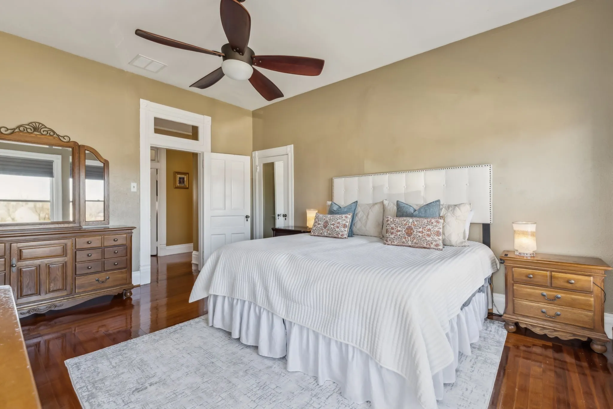 Single Family Residence For Sale in Grayson County , 819 S Crockett Street, Sherman, Texas 75090, 3 Bedroom, 2 Bathroom, 2 Garage spaces, 2,800 Sqft, built in 1890, mls#21362054, Real Estate Agent in Sherman, Homes For Sale in Grayson county, Homes For Sale in Sherman, Realtor in Sherman Texas, Real Estate Brokerage Independent Realty Texas, Luminita Cordes Realtor