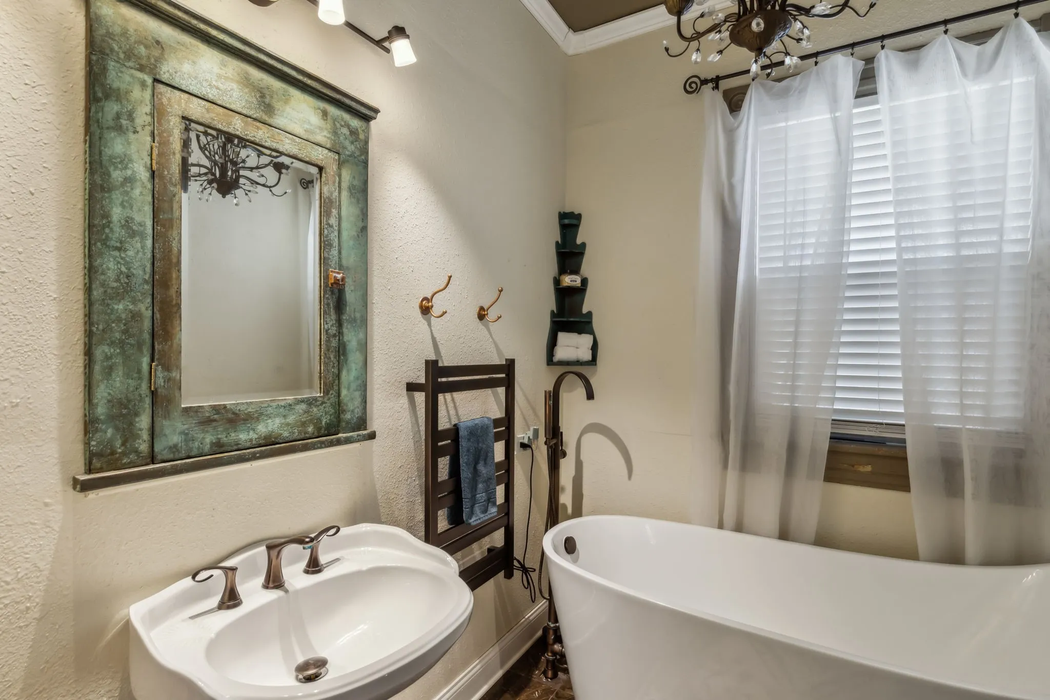 Single Family Residence For Sale in Grayson County , 819 S Crockett Street, Sherman, Texas 75090, 3 Bedroom, 2 Bathroom, 2 Garage spaces, 2,800 Sqft, built in 1890, mls#21362054, Real Estate Agent in Sherman, Homes For Sale in Grayson county, Homes For Sale in Sherman, Realtor in Sherman Texas, Real Estate Brokerage Independent Realty Texas, Luminita Cordes Realtor