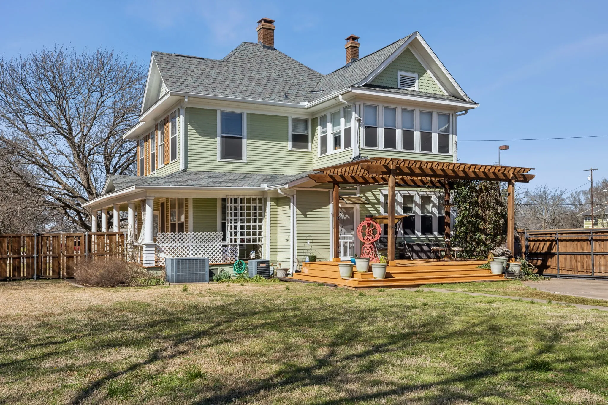 Single Family Residence For Sale in Grayson County , 819 S Crockett Street, Sherman, Texas 75090, 3 Bedroom, 2 Bathroom, 2 Garage spaces, 2,800 Sqft, built in 1890, mls#21362054, Real Estate Agent in Sherman, Homes For Sale in Grayson county, Homes For Sale in Sherman, Realtor in Sherman Texas, Real Estate Brokerage Independent Realty Texas, Luminita Cordes Realtor