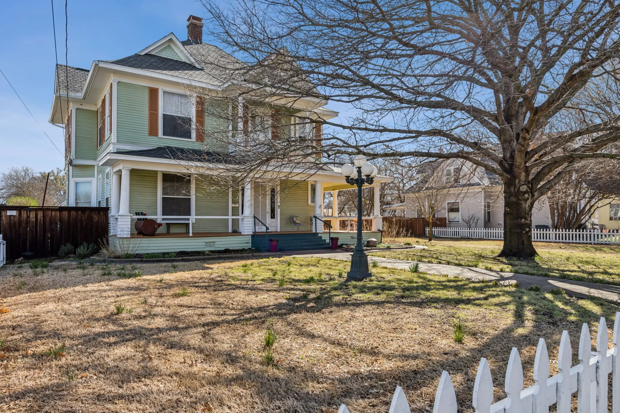 Single Family Residence For Sale in Grayson County , 819 S Crockett Street, Sherman, Texas 75090, 3 Bedroom, 2 Bathroom, 2 Garage spaces, 2,800 Sqft, built in 1890, mls#21362054, Real Estate Agent in Sherman, Homes For Sale in Grayson county, Homes For Sale in Sherman, Realtor in Sherman Texas, Real Estate Brokerage Independent Realty Texas, Luminita Cordes Realtor