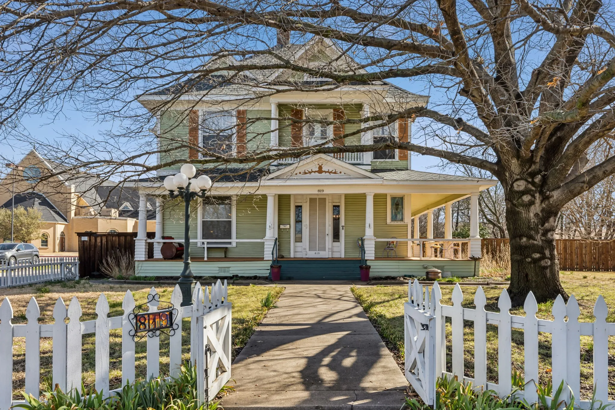 Single Family Residence For Sale in Grayson County , 819 S Crockett Street, Sherman, Texas 75090, 3 Bedroom, 2 Bathroom, 2 Garage spaces, 2,800 Sqft, built in 1890, mls#21362054, Real Estate Agent in Sherman, Homes For Sale in Grayson county, Homes For Sale in Sherman, Realtor in Sherman Texas, Real Estate Brokerage Independent Realty Texas, Luminita Cordes Realtor