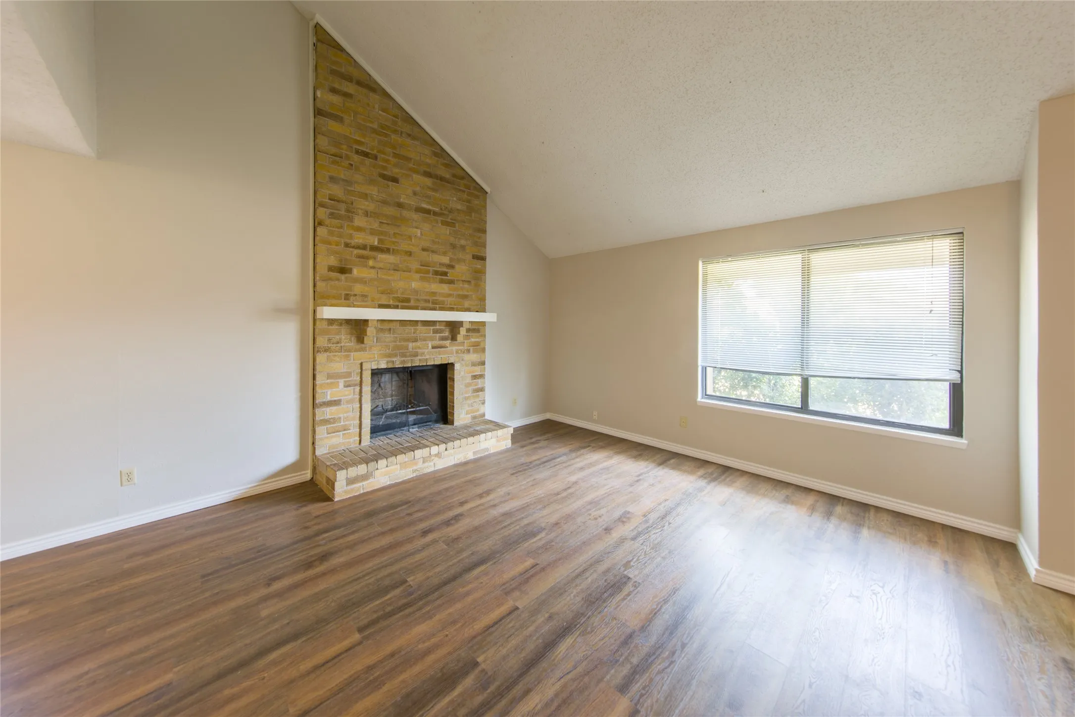 Single Family Residence For Rent in Dallas County , 2814 Lancer Lane, Garland, Texas 75044, 3 Bedroom, 2 Bathroom, 2 Garage spaces, 1,487 Sqft, built in 1977, mls#21347863, Real Estate Agent in Garland, Homes For Rent in Dallas county, Homes For Rent in Garland, Realtor in Garland Texas, Real Estate Brokerage Independent Realty Texas, Luminita Cordes Realtor