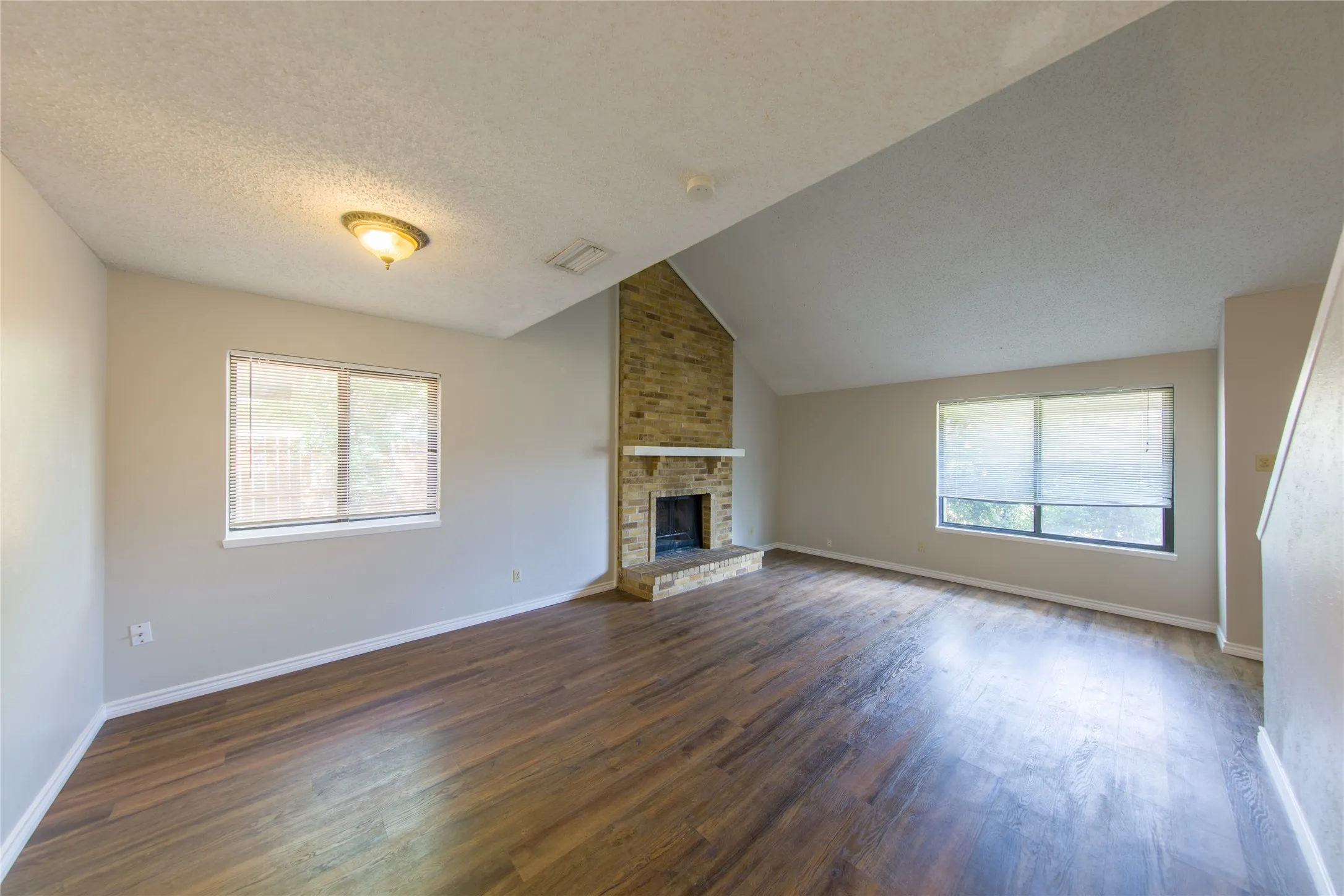 Single Family Residence For Rent in Dallas County , 2814 Lancer Lane, Garland, Texas 75044, 3 Bedroom, 2 Bathroom, 2 Garage spaces, 1,487 Sqft, built in 1977, mls#21347863, Real Estate Agent in Garland, Homes For Rent in Dallas county, Homes For Rent in Garland, Realtor in Garland Texas, Real Estate Brokerage Independent Realty Texas, Luminita Cordes Realtor