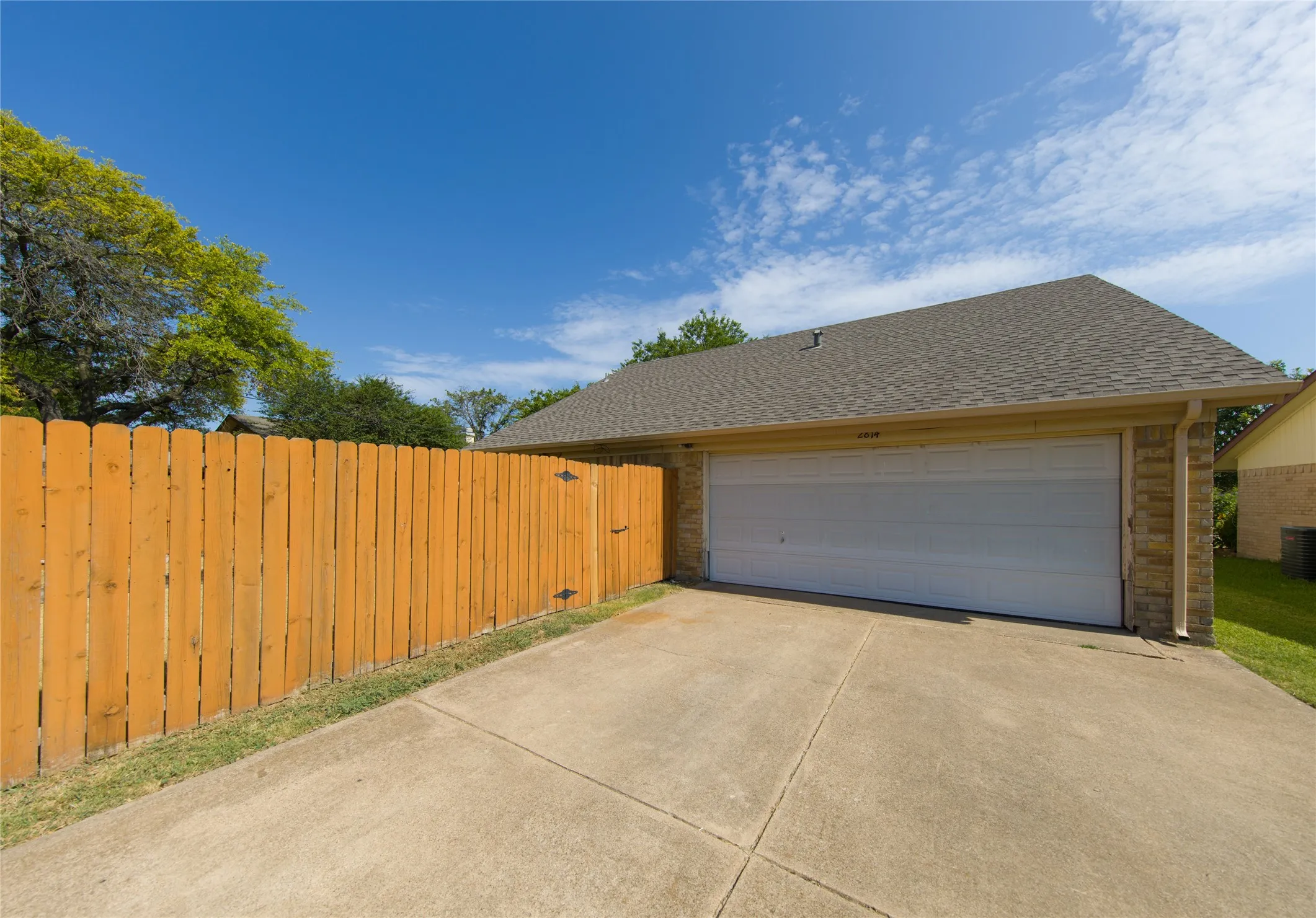 Single Family Residence For Rent in Dallas County , 2814 Lancer Lane, Garland, Texas 75044, 3 Bedroom, 2 Bathroom, 2 Garage spaces, 1,487 Sqft, built in 1977, mls#21347863, Real Estate Agent in Garland, Homes For Rent in Dallas county, Homes For Rent in Garland, Realtor in Garland Texas, Real Estate Brokerage Independent Realty Texas, Luminita Cordes Realtor