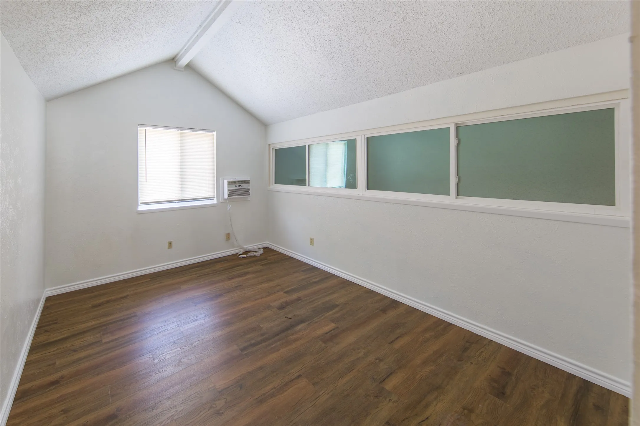 Single Family Residence For Rent in Dallas County , 2814 Lancer Lane, Garland, Texas 75044, 3 Bedroom, 2 Bathroom, 2 Garage spaces, 1,487 Sqft, built in 1977, mls#21347863, Real Estate Agent in Garland, Homes For Rent in Dallas county, Homes For Rent in Garland, Realtor in Garland Texas, Real Estate Brokerage Independent Realty Texas, Luminita Cordes Realtor