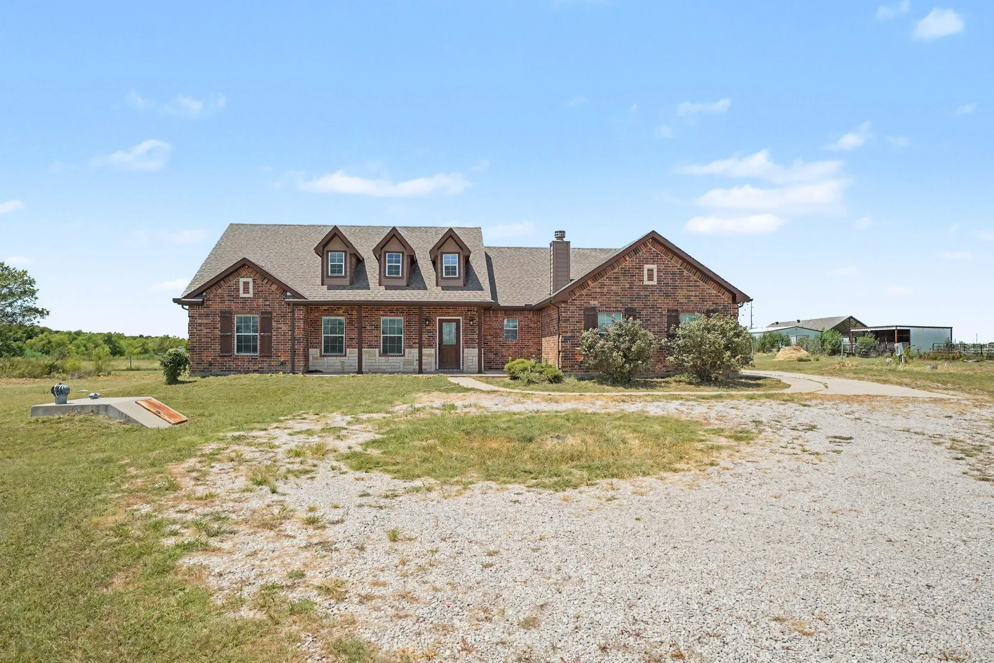 Single Family Residence For Sale in Hunt County , 1362 Private Road 2739, Caddo Mills, Texas 75135, 5 Bedroom, 3 Bathroom, 2 Garage spaces, 4,060 Sqft, built in 2015, mls#21361534, Real Estate Agent in Caddo Mills, Homes For Sale in Hunt county, Homes For Sale in Caddo Mills, Realtor in Caddo Mills Texas, Real Estate Brokerage Independent Realty Texas, Luminita Cordes Realtor