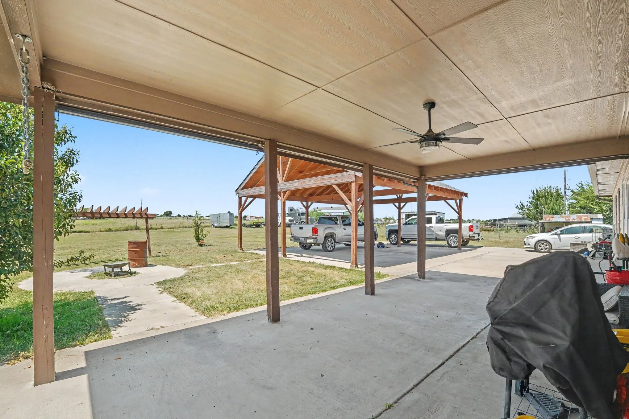 Single Family Residence For Sale in Hunt County , 1362 Private Road 2739, Caddo Mills, Texas 75135, 5 Bedroom, 3 Bathroom, 2 Garage spaces, 4,060 Sqft, built in 2015, mls#21361534, Real Estate Agent in Caddo Mills, Homes For Sale in Hunt county, Homes For Sale in Caddo Mills, Realtor in Caddo Mills Texas, Real Estate Brokerage Independent Realty Texas, Luminita Cordes Realtor