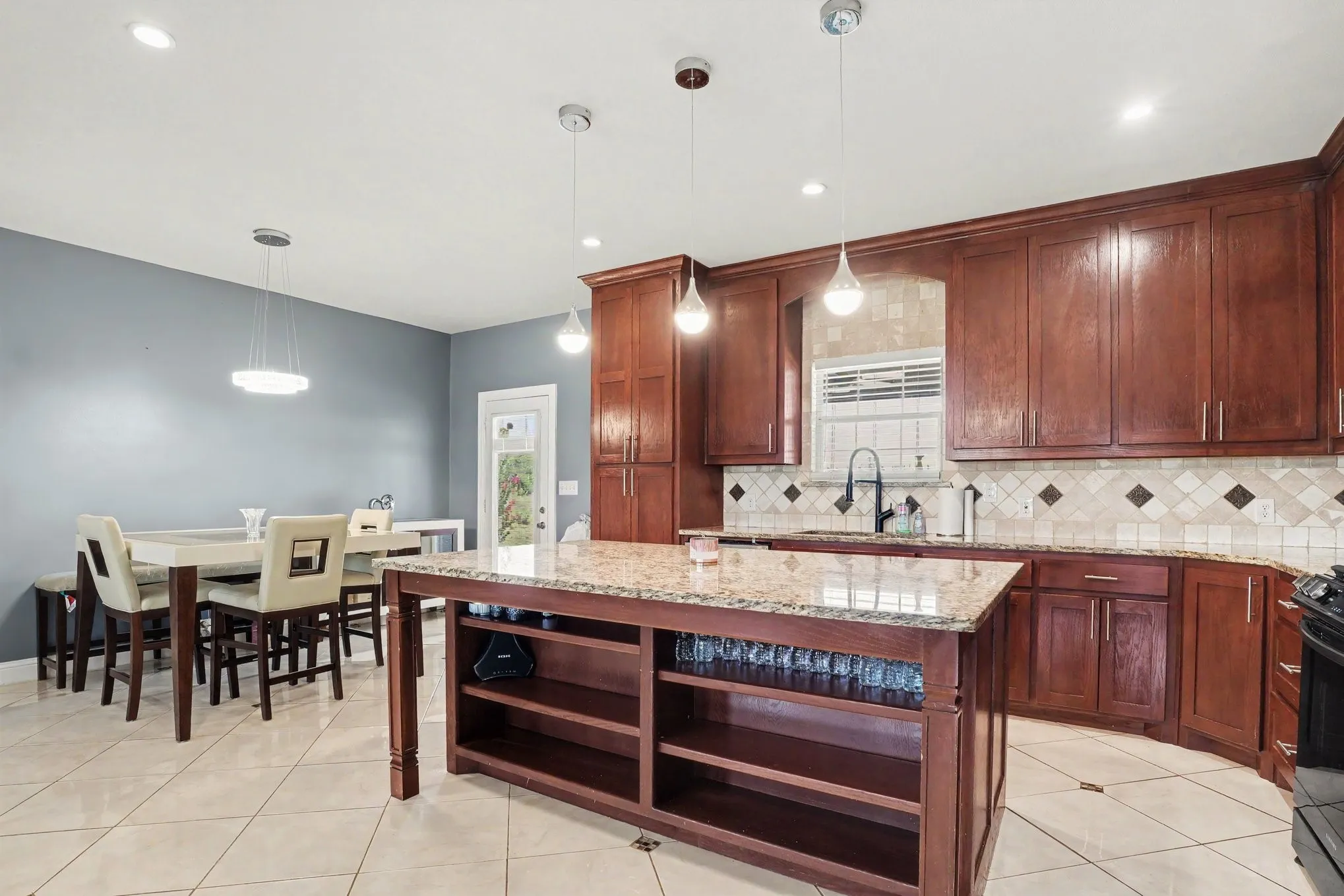 Single Family Residence For Sale in Hunt County , 1362 Private Road 2739, Caddo Mills, Texas 75135, 5 Bedroom, 3 Bathroom, 2 Garage spaces, 4,060 Sqft, built in 2015, mls#21361534, Real Estate Agent in Caddo Mills, Homes For Sale in Hunt county, Homes For Sale in Caddo Mills, Realtor in Caddo Mills Texas, Real Estate Brokerage Independent Realty Texas, Luminita Cordes Realtor