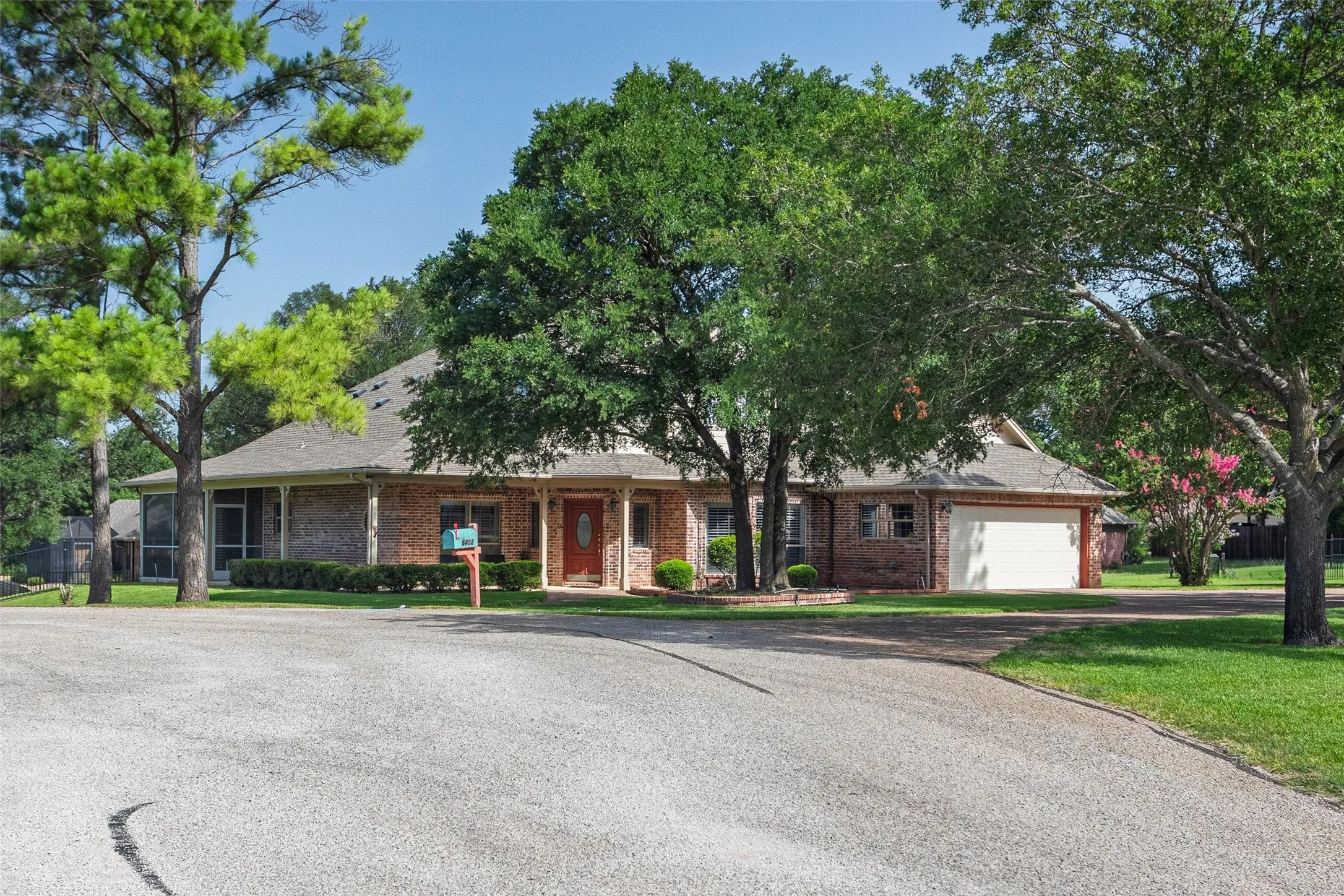 Single Family Residence For Sale in Hood County , 6402 Parlange Court, Granbury, Texas 76049, 3 Bedroom, 3 Bathroom, 2 Garage spaces, 2,623 Sqft, built in 1999, mls#21361033, Real Estate Agent in Granbury, Homes For Sale in Hood county, Homes For Sale in Granbury, Realtor in Granbury Texas, Real Estate Brokerage Independent Realty Texas, Luminita Cordes Realtor