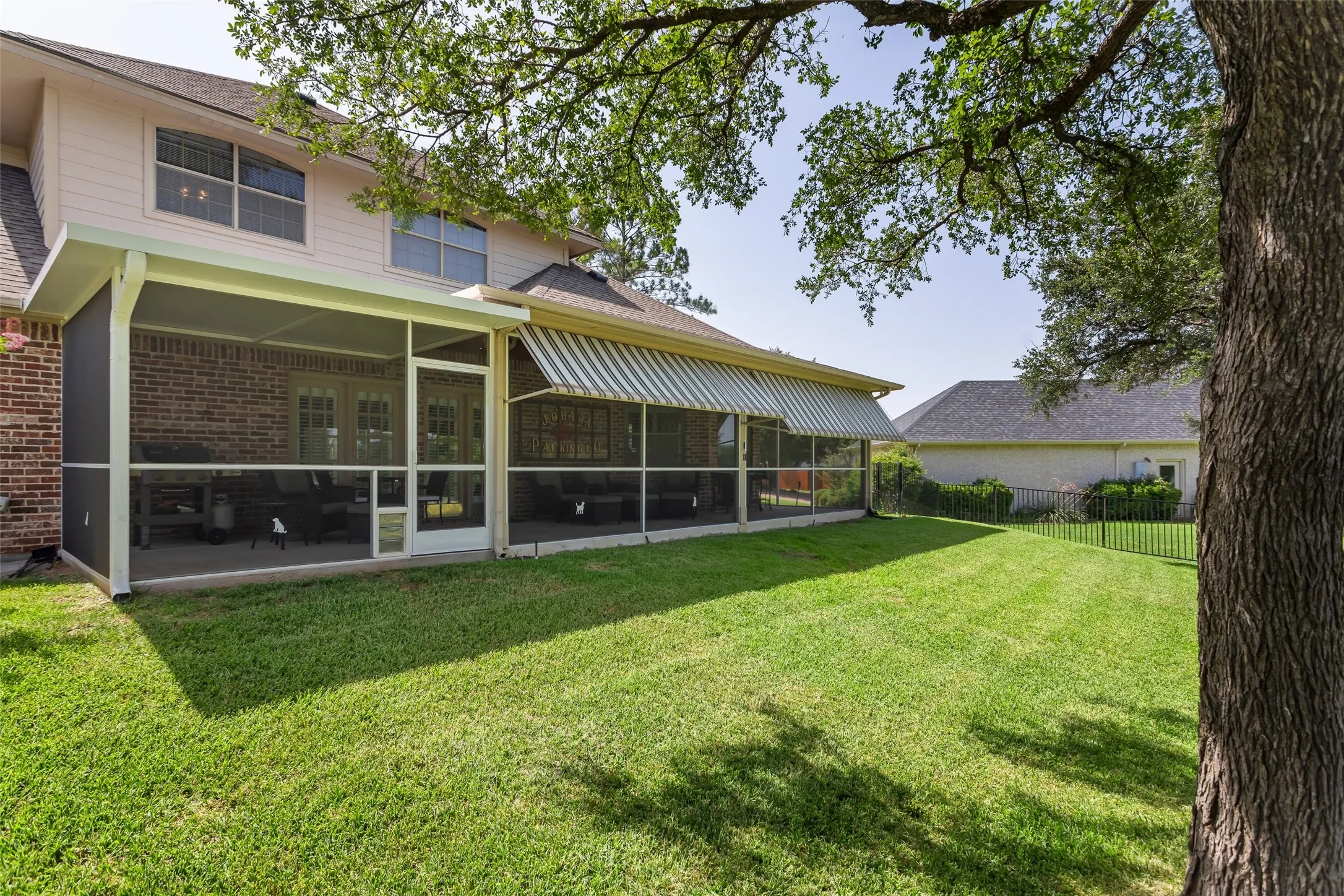 Single Family Residence For Sale in Hood County , 6402 Parlange Court, Granbury, Texas 76049, 3 Bedroom, 3 Bathroom, 2 Garage spaces, 2,623 Sqft, built in 1999, mls#21361033, Real Estate Agent in Granbury, Homes For Sale in Hood county, Homes For Sale in Granbury, Realtor in Granbury Texas, Real Estate Brokerage Independent Realty Texas, Luminita Cordes Realtor
