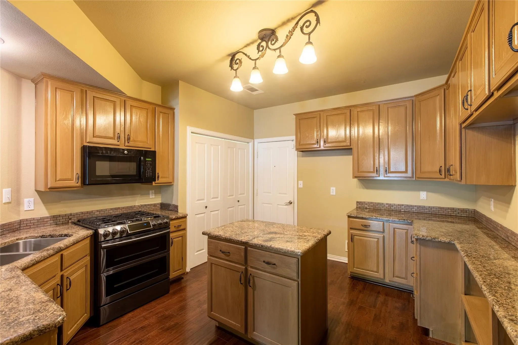 Townhouse For Rent in Collin County , 609 Regency Drive, Allen, Texas 75002, 3 Bedroom, 2 Bathroom, 2 Garage spaces, 1,783 Sqft, built in 1999, mls#21353306, Real Estate Agent in Allen, Homes For Rent in Collin county, Homes For Rent in Allen, Realtor in Allen Texas, Real Estate Brokerage Independent Realty Texas, Luminita Cordes Realtor