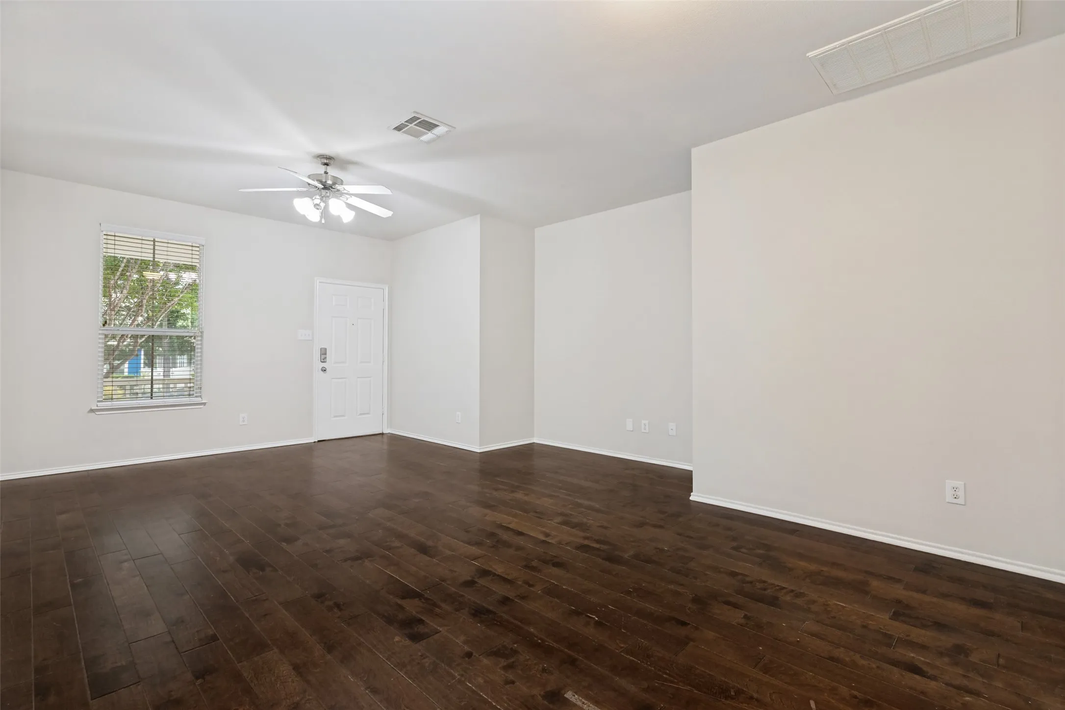 Single Family Residence For Rent in Denton County , 10249 Nantucket Drive, Providence Village, Texas 76227, 3 Bedroom, 3 Bathroom, 2 Garage spaces, 1,676 Sqft, built in 2005, mls#21362068, Real Estate Agent in Providence Village, Homes For Rent in Denton county, Homes For Rent in Providence Village, Realtor in Providence Village Texas, Real Estate Brokerage Independent Realty Texas, Luminita Cordes Realtor