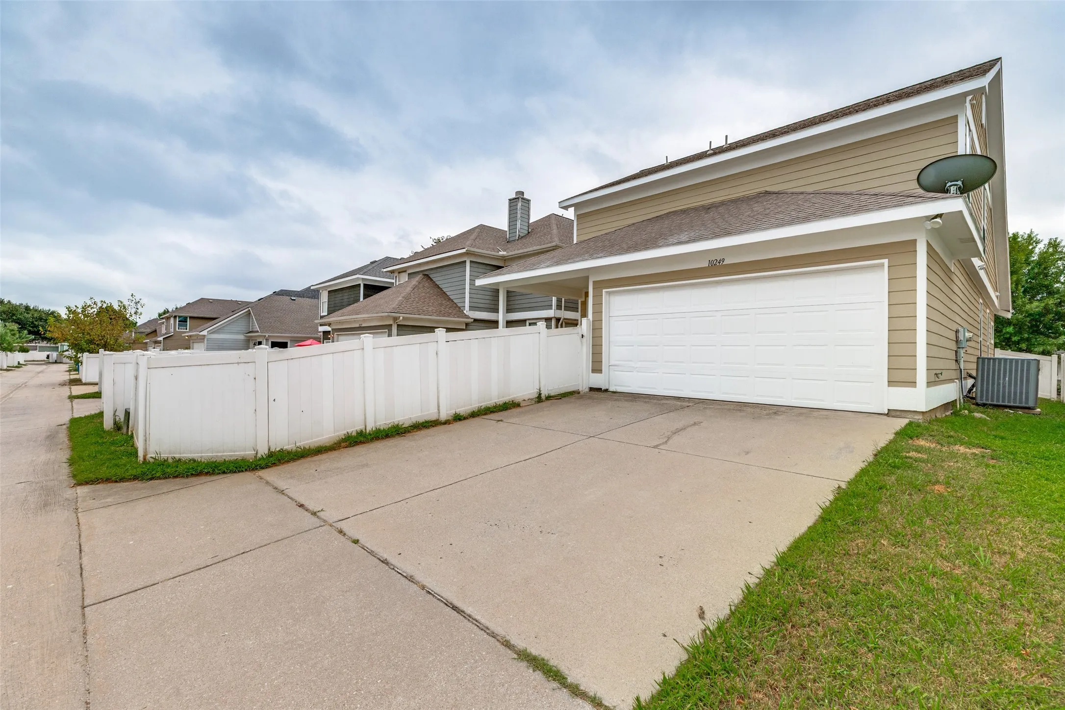 Single Family Residence For Rent in Denton County , 10249 Nantucket Drive, Providence Village, Texas 76227, 3 Bedroom, 3 Bathroom, 2 Garage spaces, 1,676 Sqft, built in 2005, mls#21362068, Real Estate Agent in Providence Village, Homes For Rent in Denton county, Homes For Rent in Providence Village, Realtor in Providence Village Texas, Real Estate Brokerage Independent Realty Texas, Luminita Cordes Realtor