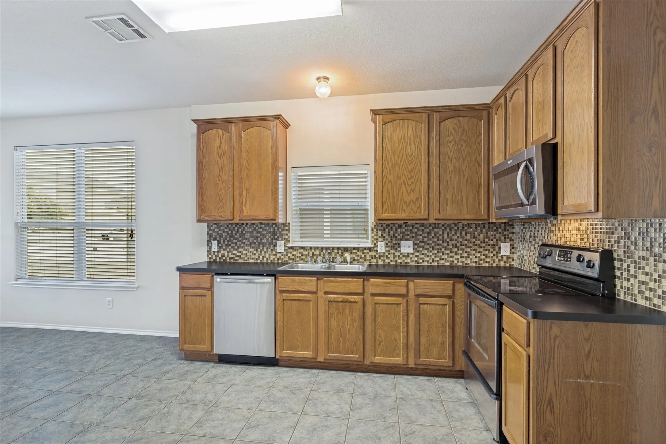Single Family Residence For Rent in Denton County , 10249 Nantucket Drive, Providence Village, Texas 76227, 3 Bedroom, 3 Bathroom, 2 Garage spaces, 1,676 Sqft, built in 2005, mls#21362068, Real Estate Agent in Providence Village, Homes For Rent in Denton county, Homes For Rent in Providence Village, Realtor in Providence Village Texas, Real Estate Brokerage Independent Realty Texas, Luminita Cordes Realtor