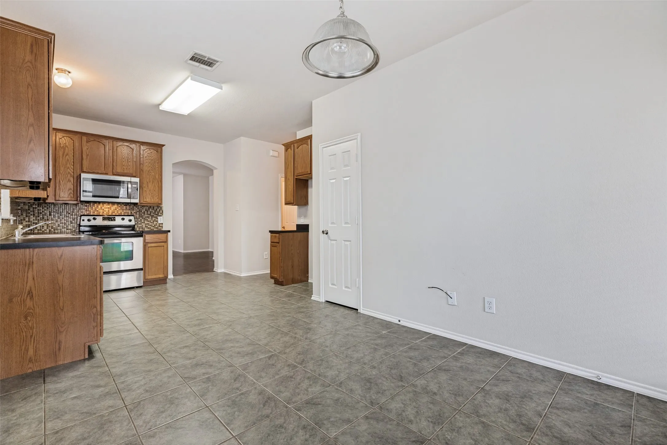 Single Family Residence For Rent in Denton County , 10249 Nantucket Drive, Providence Village, Texas 76227, 3 Bedroom, 3 Bathroom, 2 Garage spaces, 1,676 Sqft, built in 2005, mls#21362068, Real Estate Agent in Providence Village, Homes For Rent in Denton county, Homes For Rent in Providence Village, Realtor in Providence Village Texas, Real Estate Brokerage Independent Realty Texas, Luminita Cordes Realtor