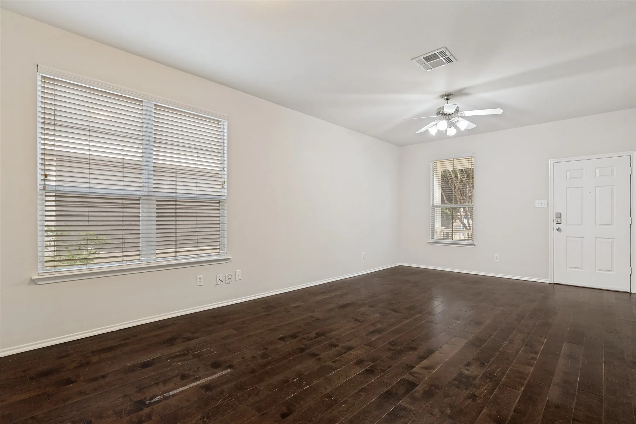 Single Family Residence For Rent in Denton County , 10249 Nantucket Drive, Providence Village, Texas 76227, 3 Bedroom, 3 Bathroom, 2 Garage spaces, 1,676 Sqft, built in 2005, mls#21362068, Real Estate Agent in Providence Village, Homes For Rent in Denton county, Homes For Rent in Providence Village, Realtor in Providence Village Texas, Real Estate Brokerage Independent Realty Texas, Luminita Cordes Realtor