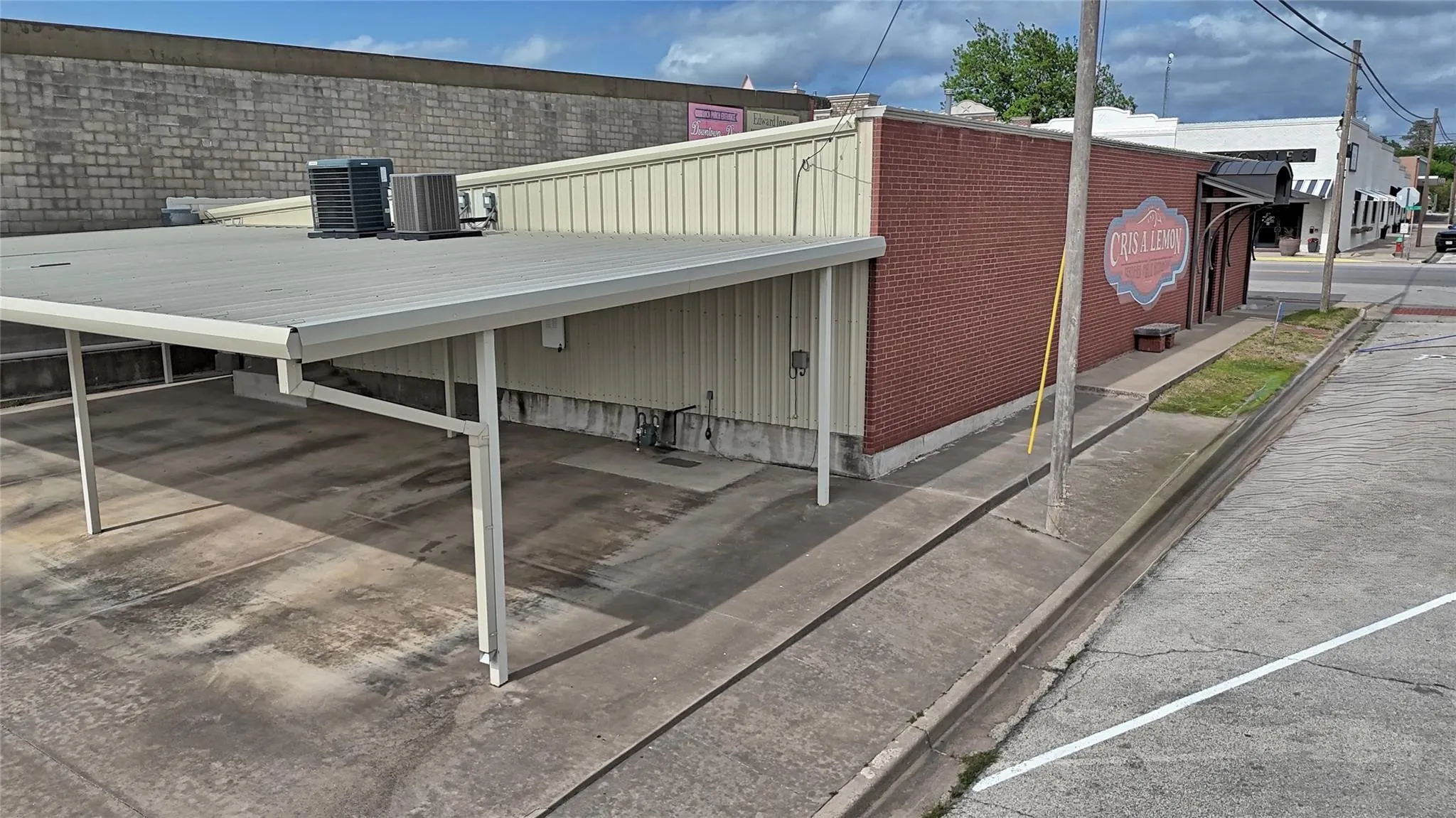 Single Family Residence For Sale in Montague County , 201 Clay Street, Nocona, Texas 76255, 6 Bedroom, 3 Bathroom, Garage spaces, 3,900 Sqft, built in 1992, mls#21362028, Real Estate Agent in Nocona, Homes For Sale in Montague county, Homes For Sale in Nocona, Realtor in Nocona Texas, Real Estate Brokerage Independent Realty Texas, Luminita Cordes Realtor