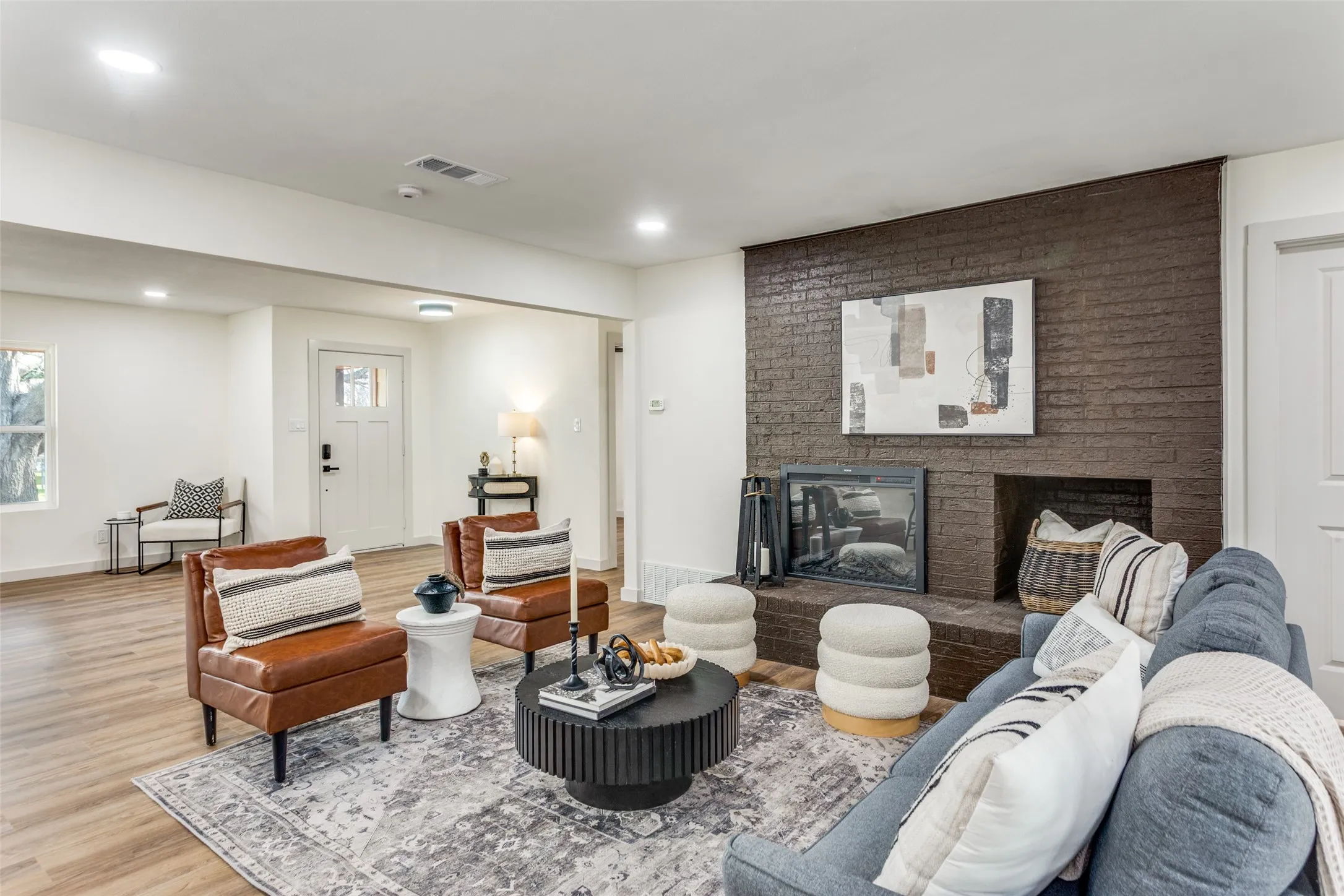Single Family Residence For Rent in Tarrant County , 2920 Choctaw Trail, Fort Worth, Texas 76116, 3 Bedroom, 2 Bathroom, 2 Garage spaces, 1,705 Sqft, built in 1966, Price $2,435, mls#21362078, Real Estate Agent in Fort Worth, Homes For Rent in Tarrant county, Homes For Rent in Fort Worth, Realtor in Fort Worth Texas, Real Estate Brokerage Independent Realty Texas, Luminita Cordes Realtor
