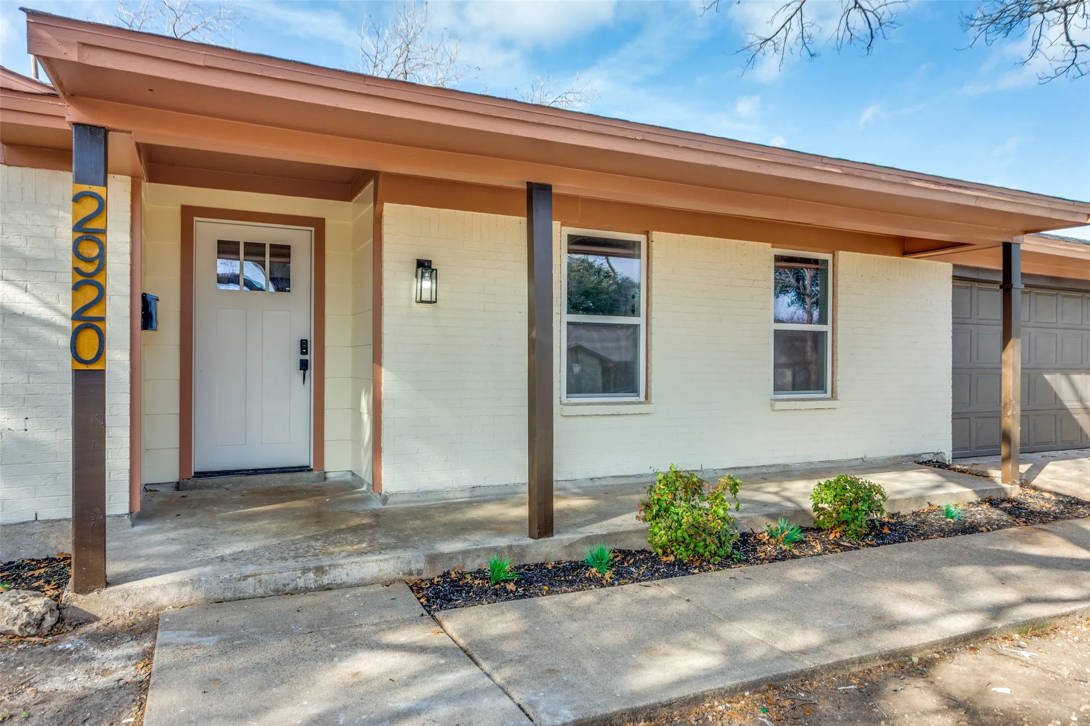 Single Family Residence For Rent in Tarrant County , 2920 Choctaw Trail, Fort Worth, Texas 76116, 3 Bedroom, 2 Bathroom, 2 Garage spaces, 1,705 Sqft, built in 1966, Price $2,435, mls#21362078, Real Estate Agent in Fort Worth, Homes For Rent in Tarrant county, Homes For Rent in Fort Worth, Realtor in Fort Worth Texas, Real Estate Brokerage Independent Realty Texas, Luminita Cordes Realtor